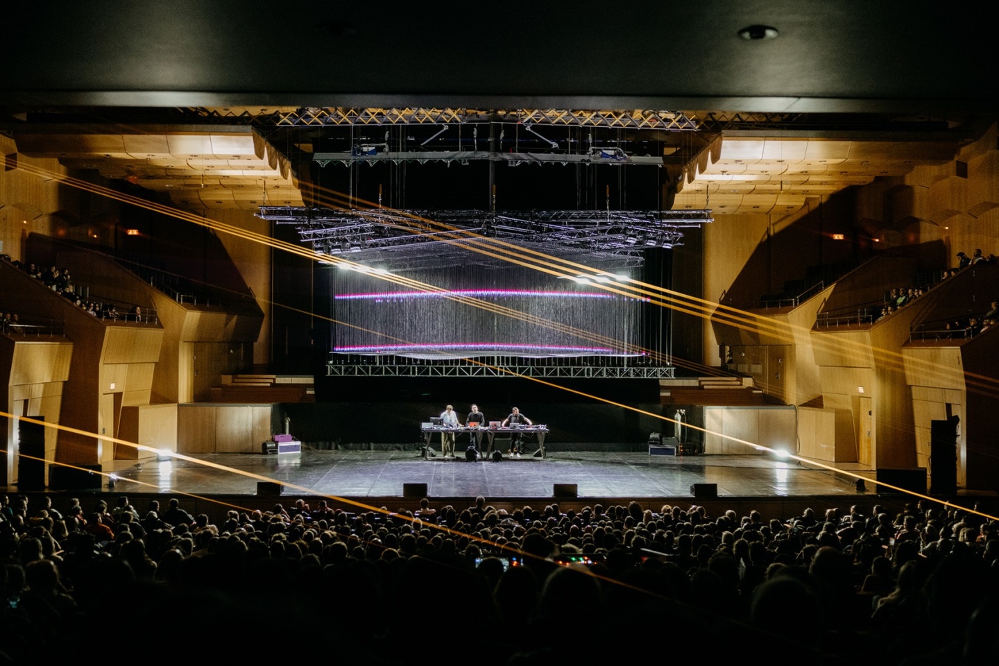 Ανταπόκριση από την παράσταση «Aether» των Max Copper και Satyajit Das στο Μέγαρο Μουσικής Αθηνών