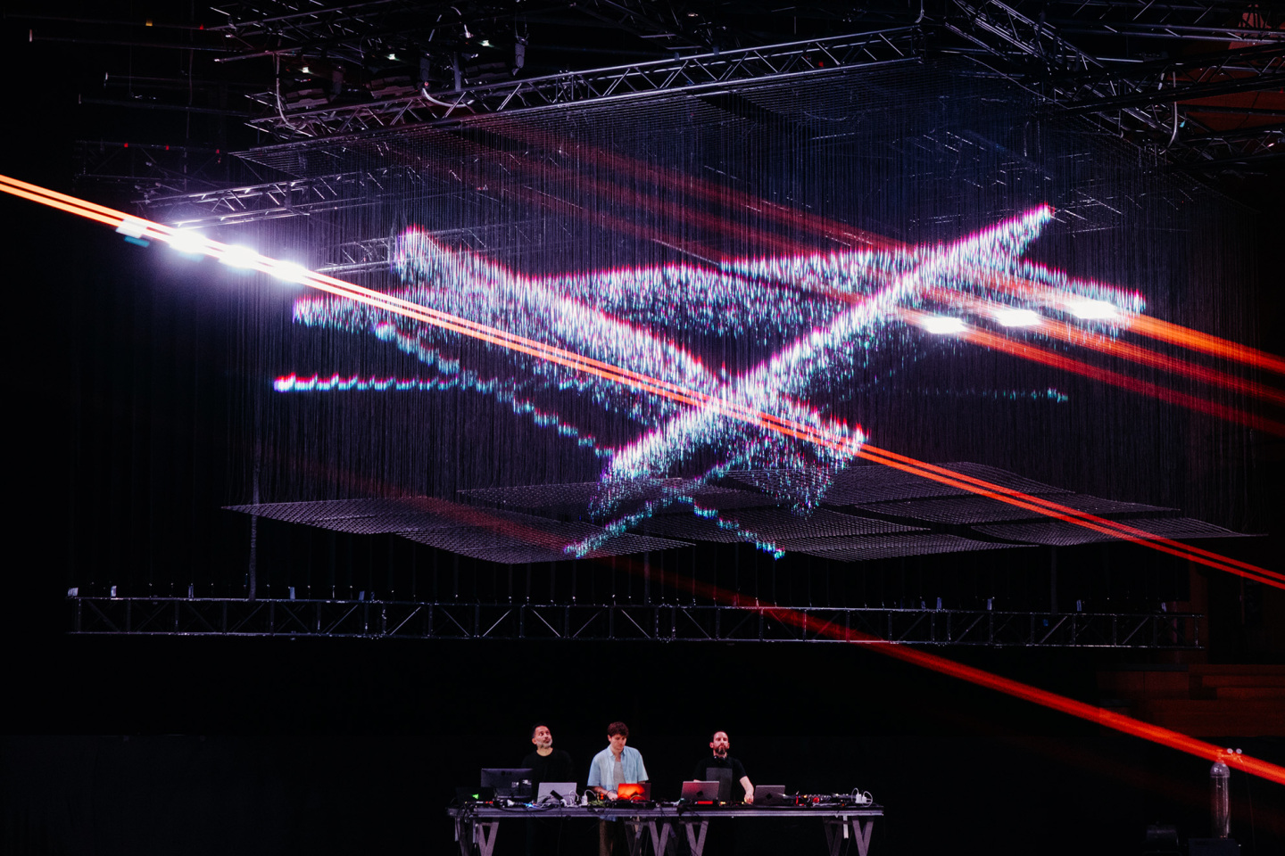 Ανταπόκριση από την παράσταση «Aether» των Max Cooper και Satyajit Das στο Μέγαρο Μουσικής Αθηνών