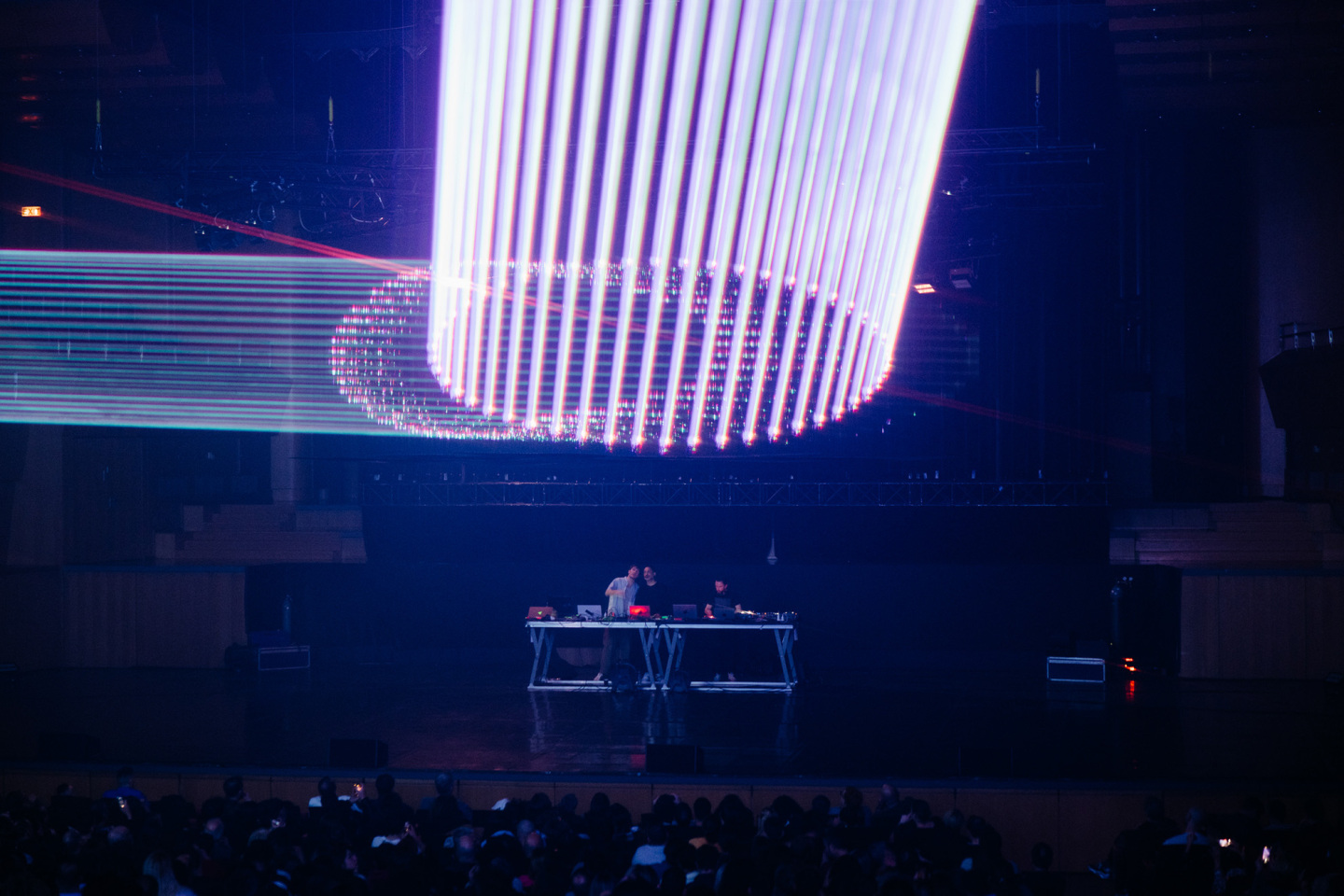 Ανταπόκριση από την παράσταση «Aether» των Max Cooper και Satyajit Das στο Μέγαρο Μουσικής Αθηνών