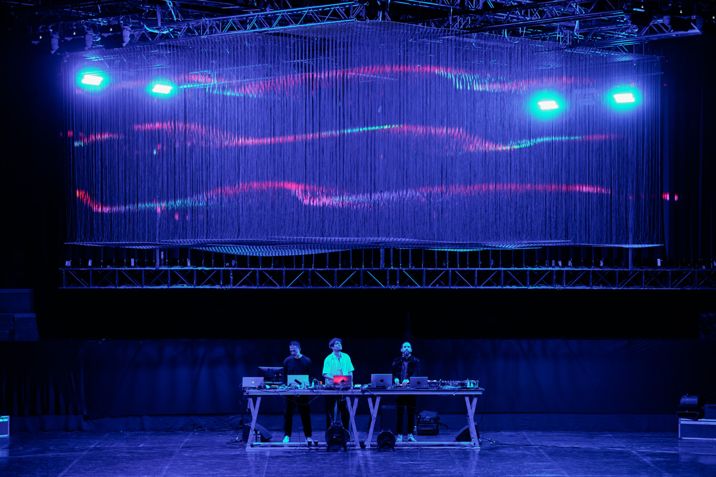 Ανταπόκριση από την παράσταση «Aether» των Max Cooper και Satyajit Das στο Μέγαρο Μουσικής Αθηνών