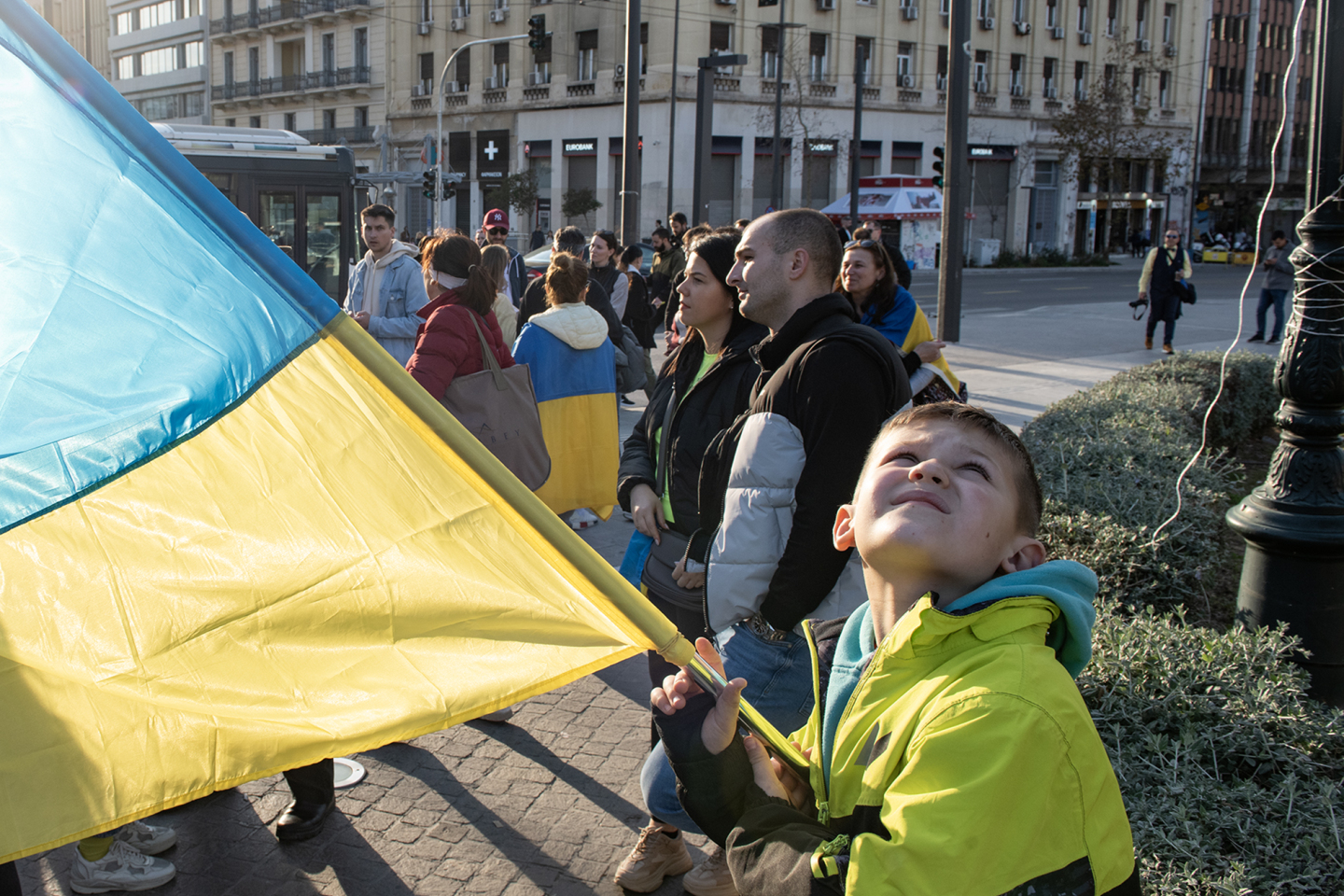 Δύο χρόνια από τη ρωσική εισβολή στην Ουκρανία: Φωτορεπορτάζ από την ειρηνική πορεία υποστήριξης της Ουκρανίας στην Αθήνα