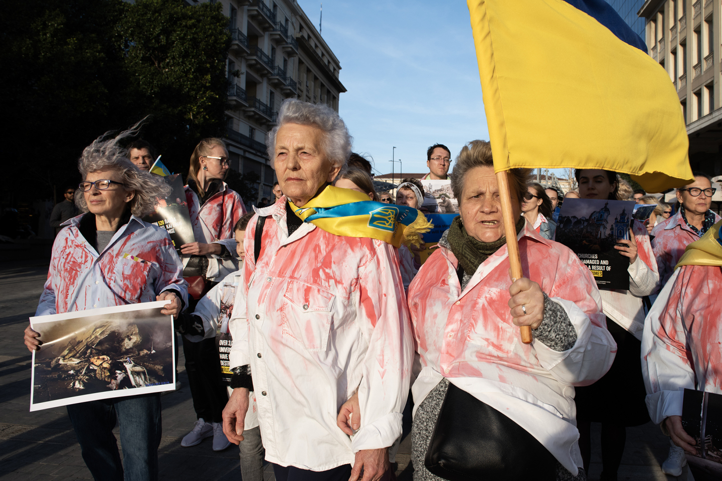 Δύο χρόνια από τη ρωσική εισβολή στην Ουκρανία: Φωτορεπορτάζ από την ειρηνική πορεία υποστήριξης της Ουκρανίας στην Αθήνα
