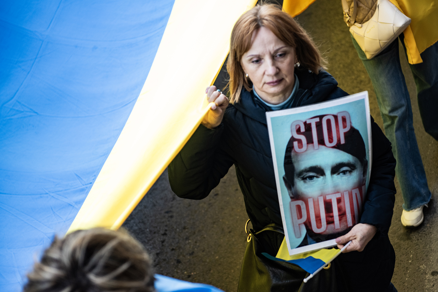 Δύο χρόνια από τη ρωσική εισβολή στην Ουκρανία: Φωτορεπορτάζ από την ειρηνική πορεία υποστήριξης της Ουκρανίας στην Αθήνα