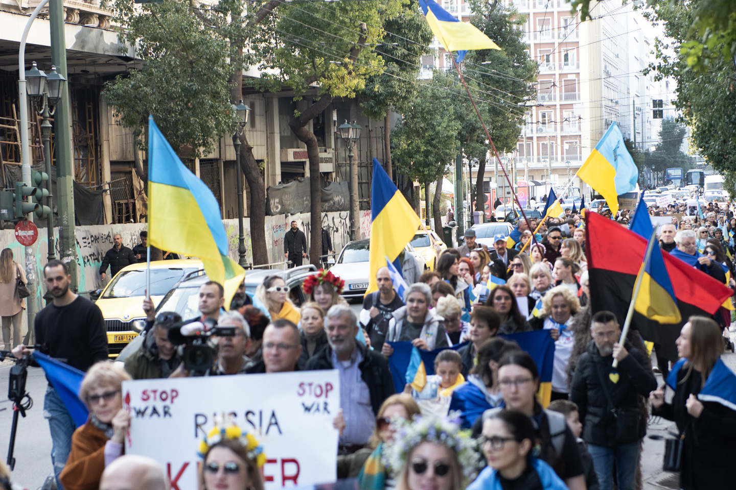 Δύο χρόνια από τη ρωσική εισβολή στην Ουκρανία: Φωτορεπορτάζ από την ειρηνική πορεία υποστήριξης της Ουκρανίας στην Αθήνα