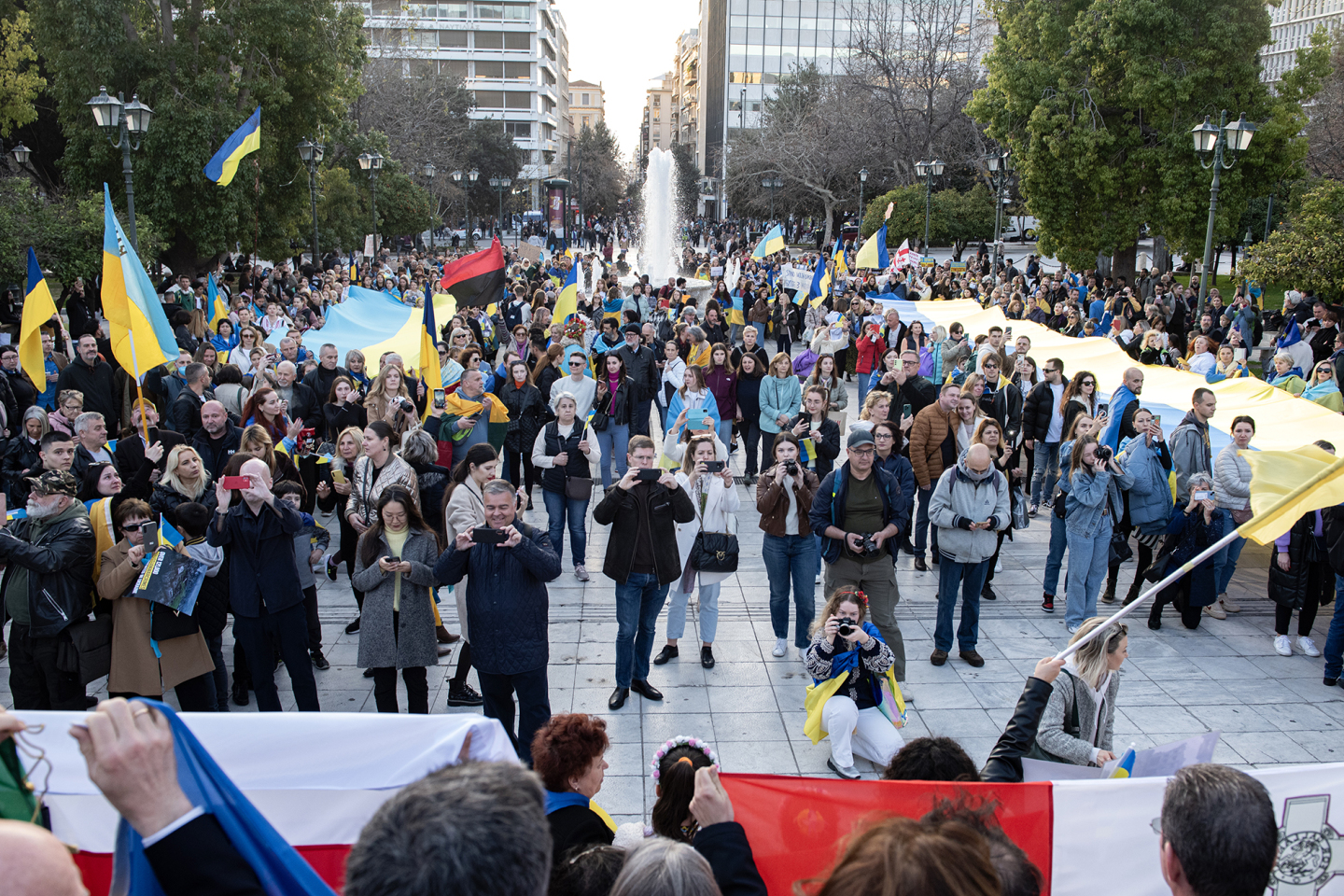 Δύο χρόνια από τη ρωσική εισβολή στην Ουκρανία: Φωτορεπορτάζ από την ειρηνική πορεία υποστήριξης της Ουκρανίας στην Αθήνα