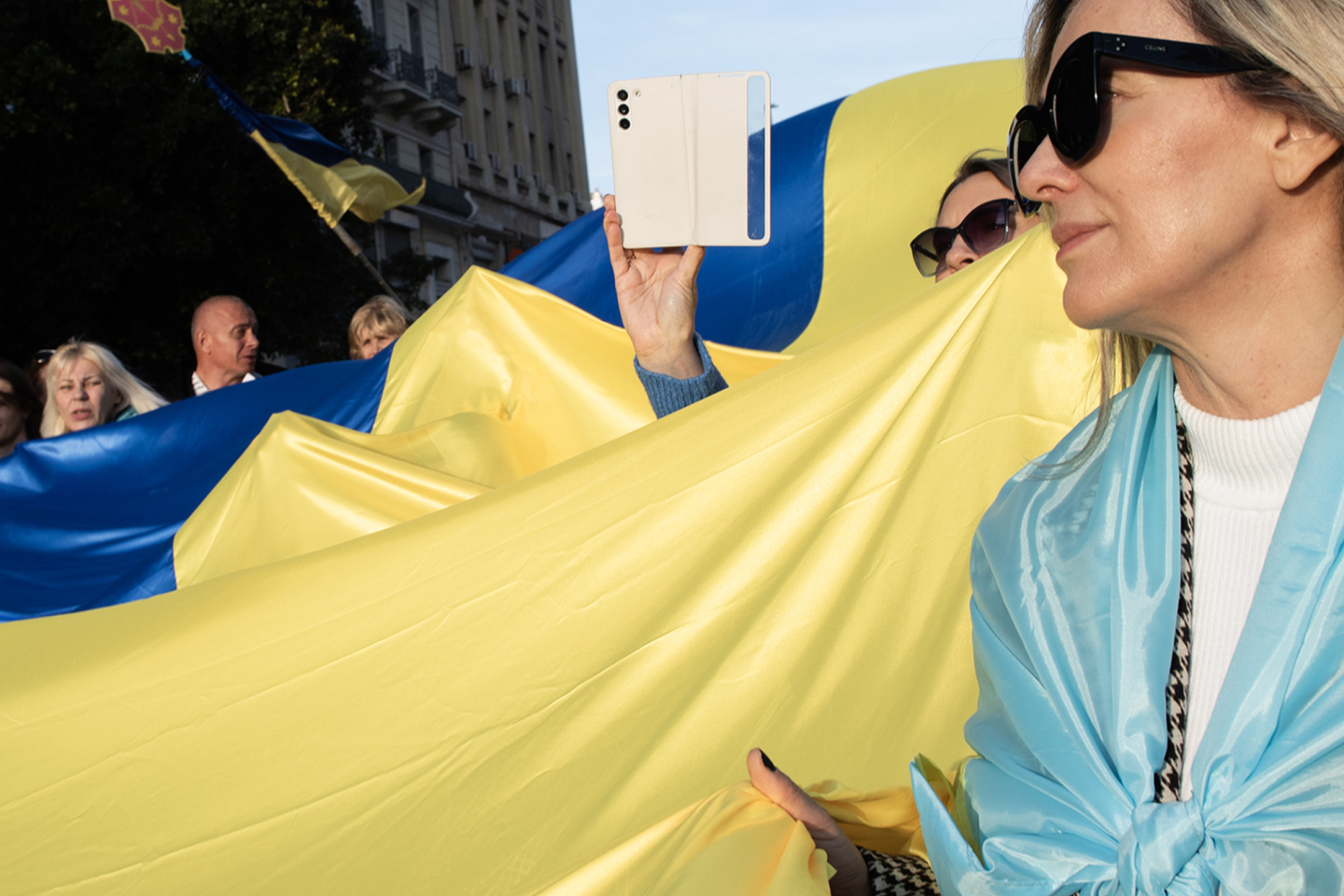 Δύο χρόνια από τη ρωσική εισβολή στην Ουκρανία: Φωτορεπορτάζ από την ειρηνική πορεία υποστήριξης της Ουκρανίας στην Αθήνα