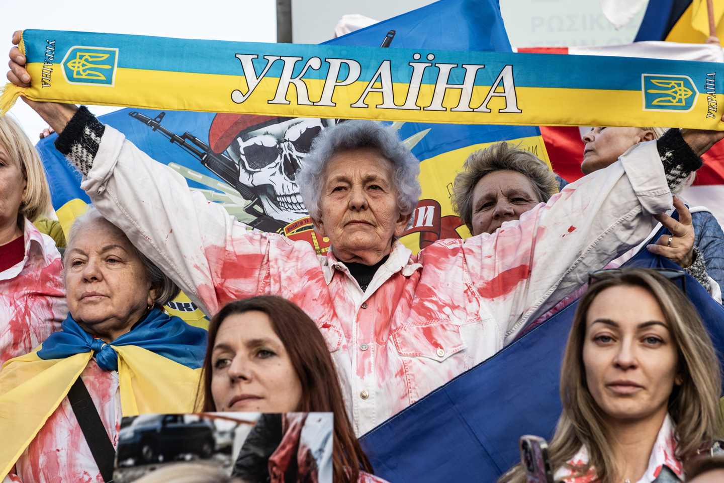 Δύο χρόνια από τη ρωσική εισβολή στην Ουκρανία: Φωτορεπορτάζ από την ειρηνική πορεία υποστήριξης της Ουκρανίας στην Αθήνα