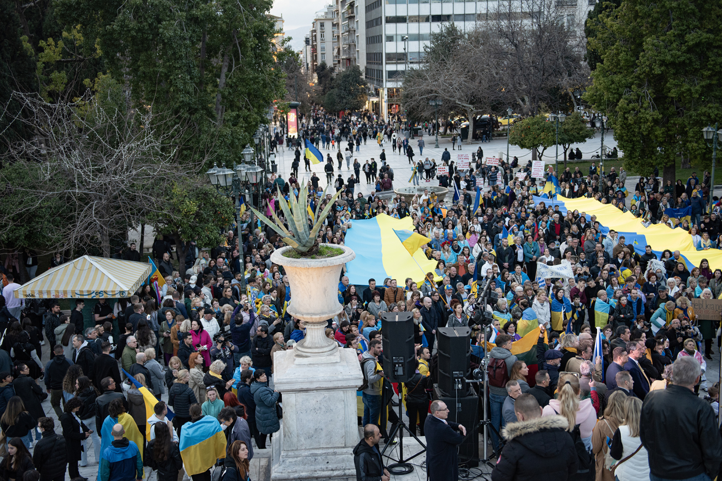 Δύο χρόνια από τη ρωσική εισβολή στην Ουκρανία: Φωτορεπορτάζ από την ειρηνική πορεία υποστήριξης της Ουκρανίας στην Αθήνα