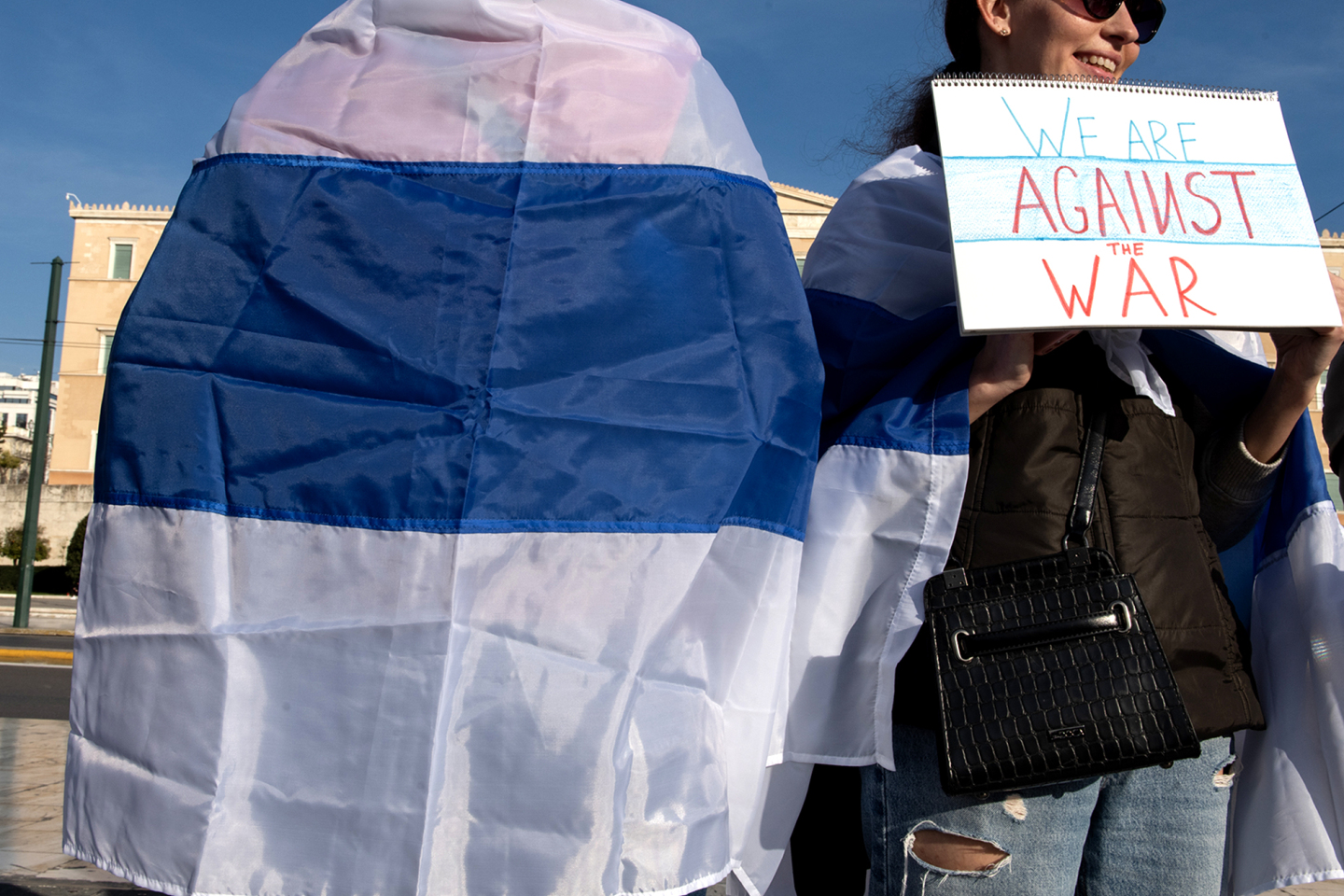 Δύο χρόνια από τη ρωσική εισβολή στην Ουκρανία: Φωτορεπορτάζ από την ειρηνική πορεία υποστήριξης της Ουκρανίας στην Αθήνα