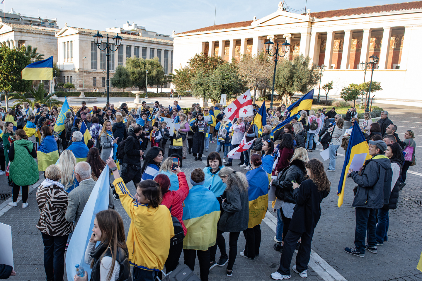 Δύο χρόνια από τη ρωσική εισβολή στην Ουκρανία: Φωτορεπορτάζ από την ειρηνική πορεία υποστήριξης της Ουκρανίας στην Αθήνα