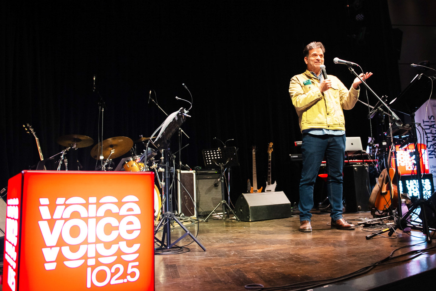 Ο διευθυντής του Voice 102.5  Γιώργος Μουχταρίδης επί σκηνής