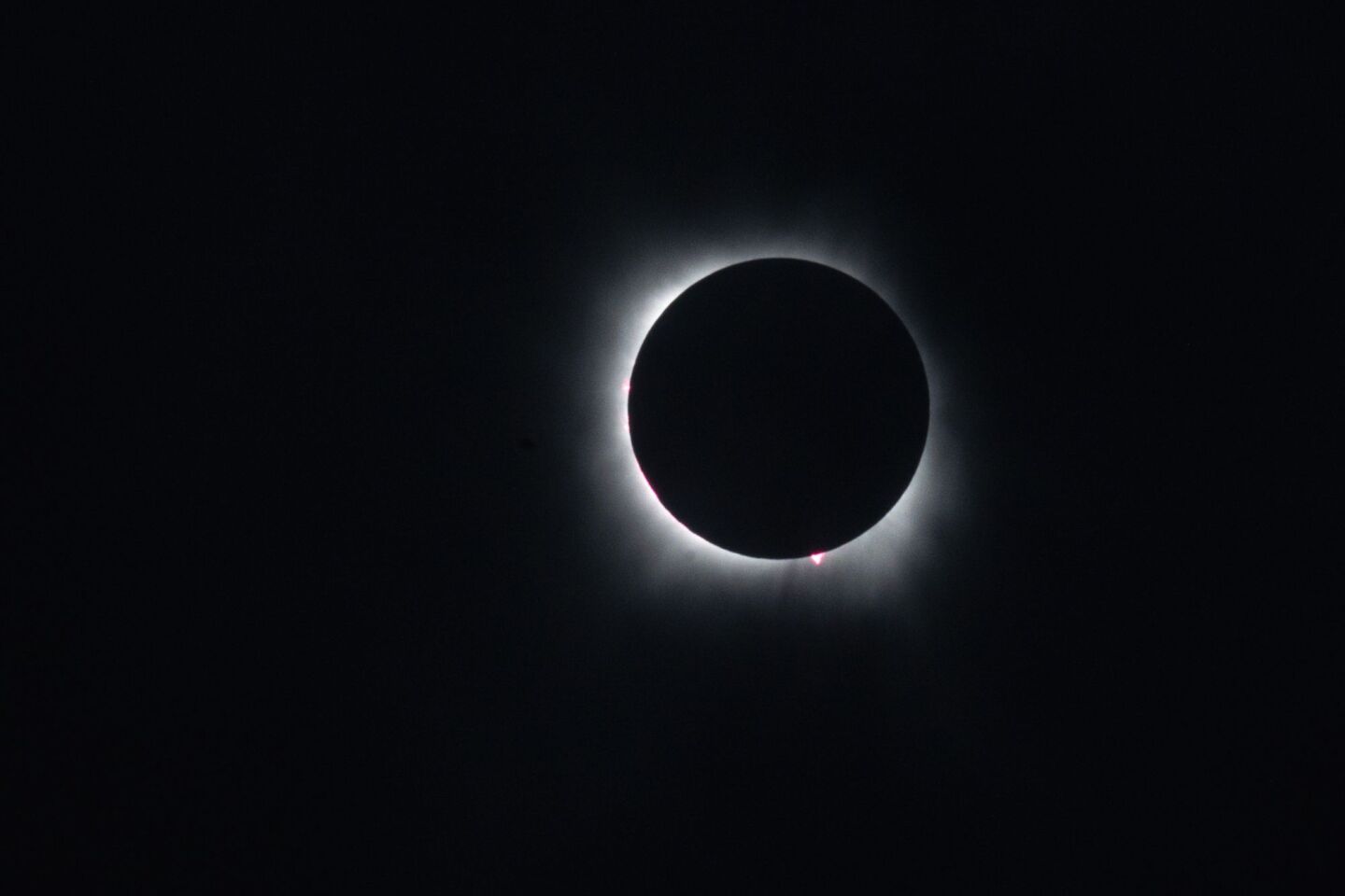 Κατά τη διάρκεια της ολικότητας, ο μαύρος δίσκος της Σελήνης πήρε τη θέση του Ήλιου και ο ουρανός σκοτείνιασε