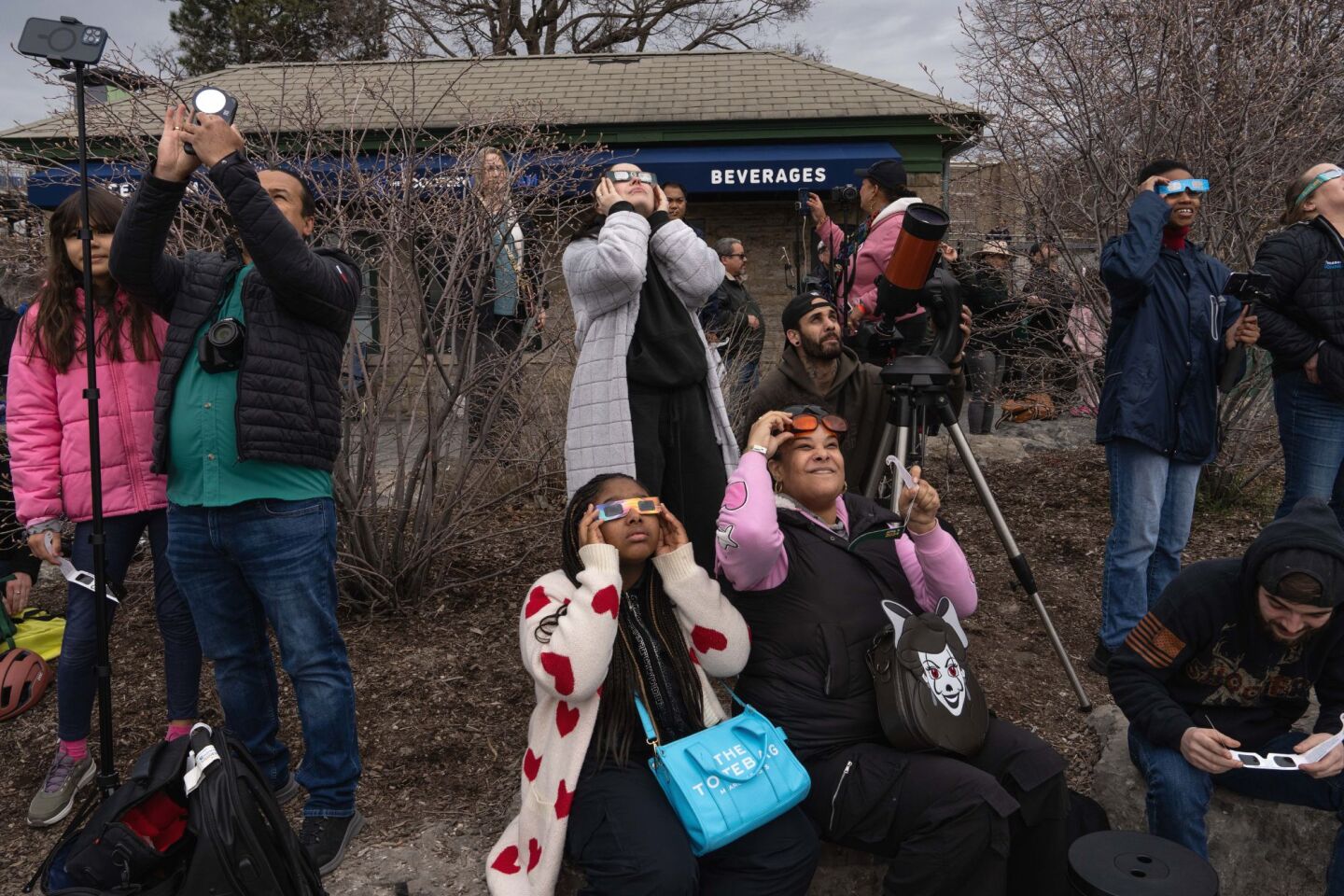Άνθρωποι από όλο τον κόσμο ταξίδεψαν στις ΗΠΑ και στο Μεξικό, για να παρατηρήσουν το εντυπωσιακό αστρονομικό φαινόμενο