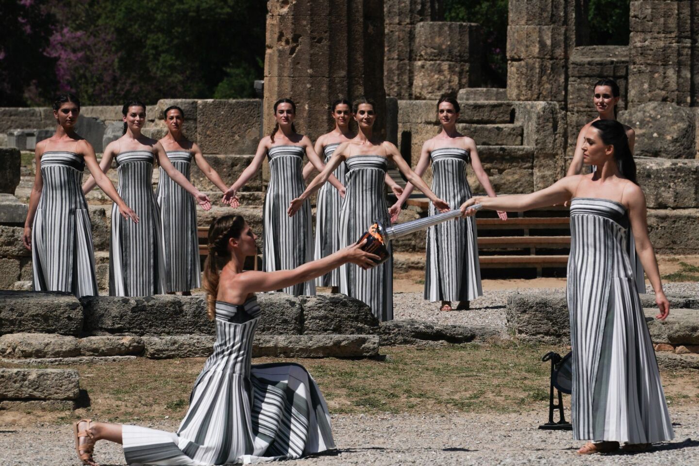 Η Φλόγα γεννήθηκε από τις αχτίδες του Ήλιου στο Ναό της Ήρας στα χέρια της Πρωθιέρειας Μαίρης Μηνά