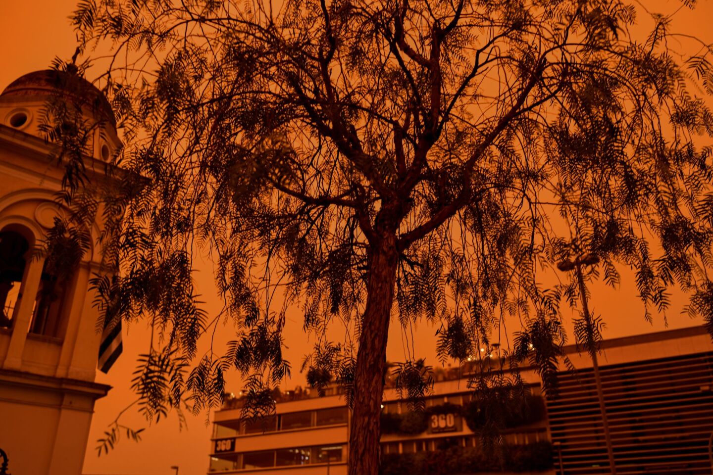 Απόκοσμες εικόνες από την αφρικανική σκόνη στην Αθήνα