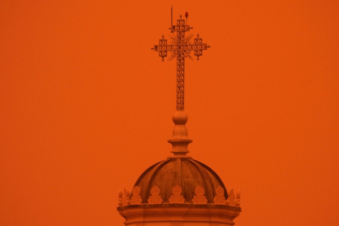 Απόκοσμες εικόνες από την αφρικανική σκόνη στην Αθήνα