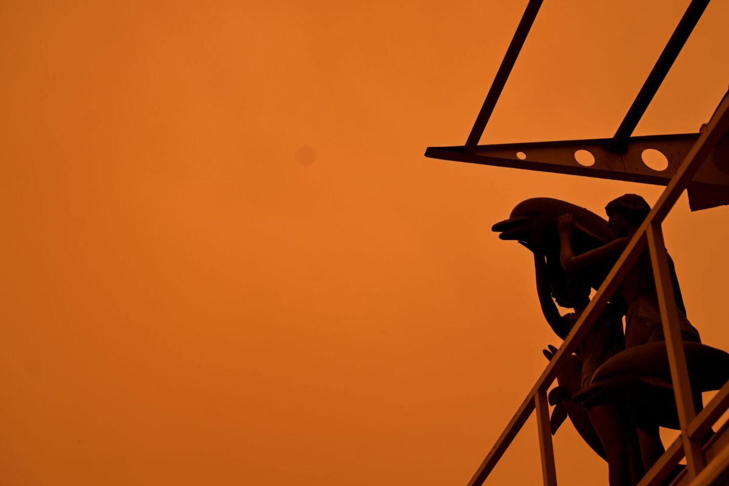 Απόκοσμες εικόνες από την αφρικανική σκόνη στην Αθήνα 