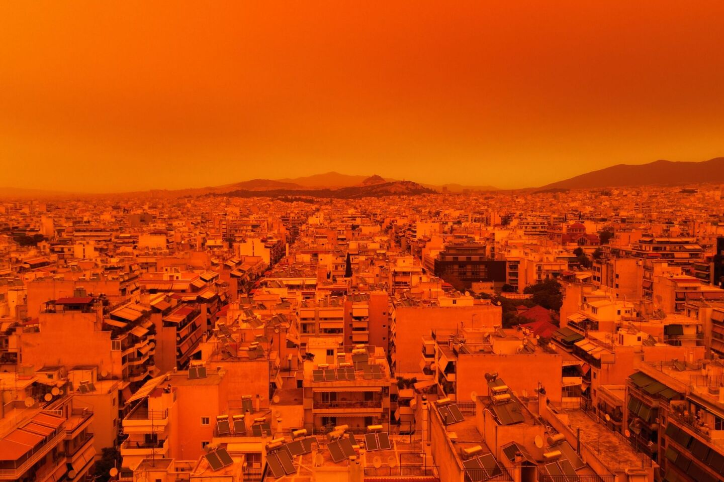 Αφρικανική σκόνη έχει «βάψει» την Αθήνα πορτοκαλί 