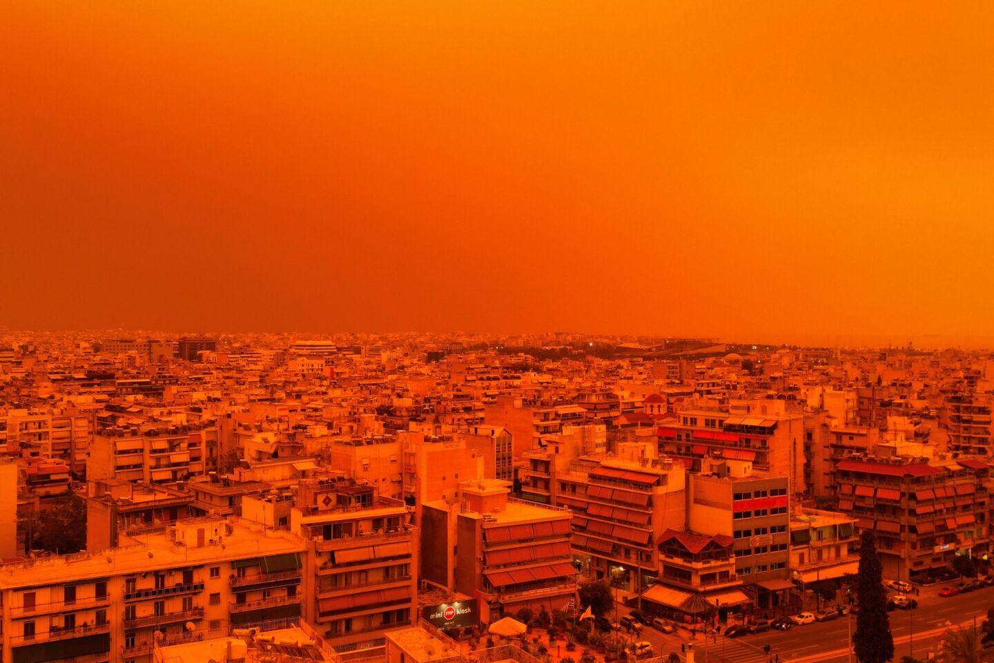 Αφρικανική σκόνη έχει «βάψει» την Αθήνα πορτοκαλί 