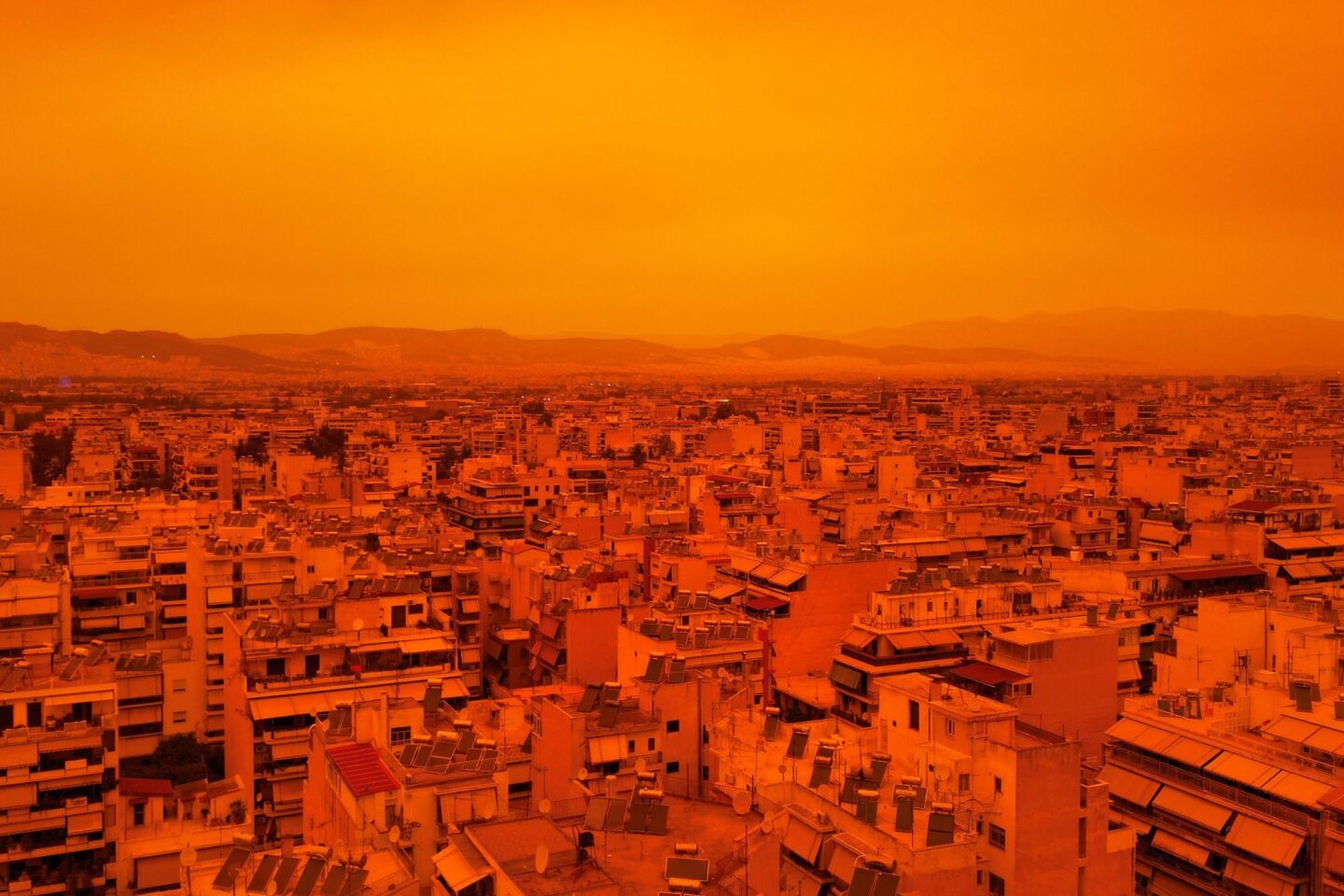 Αφρικανική σκόνη έχει «βάψει» την Αθήνα πορτοκαλί 