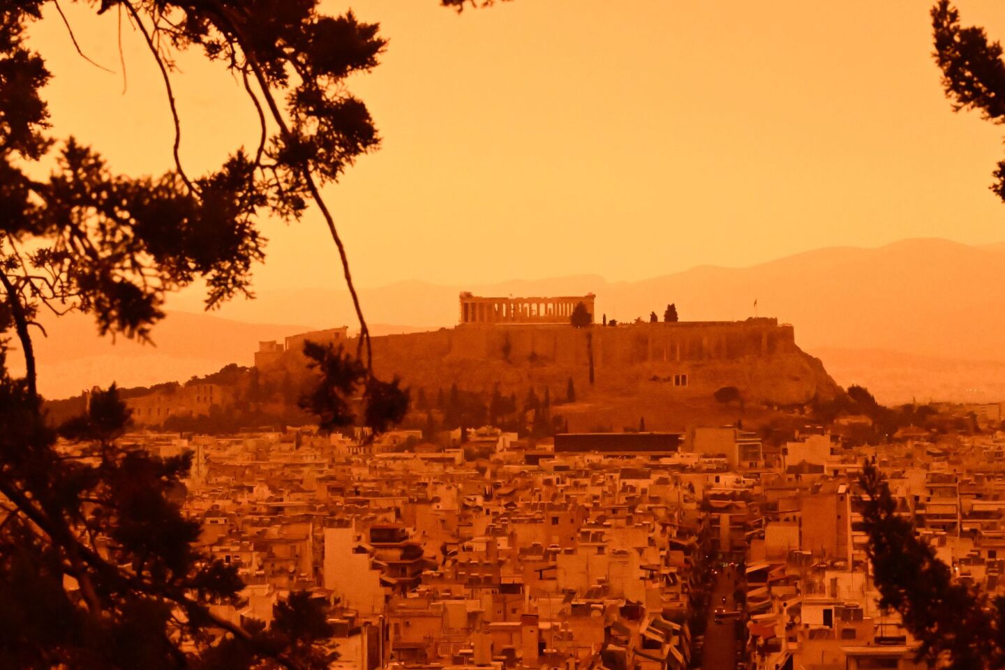 Αφρικανική σκόνη έχει «βάψει» την Αθήνα πορτοκαλί