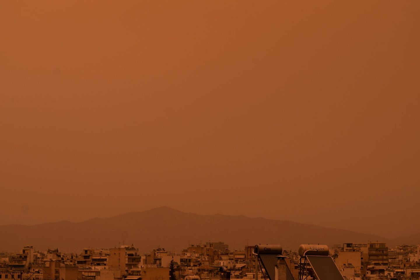 Αφρικανική σκόνη έχει «βάψει» την Αθήνα πορτοκαλί 