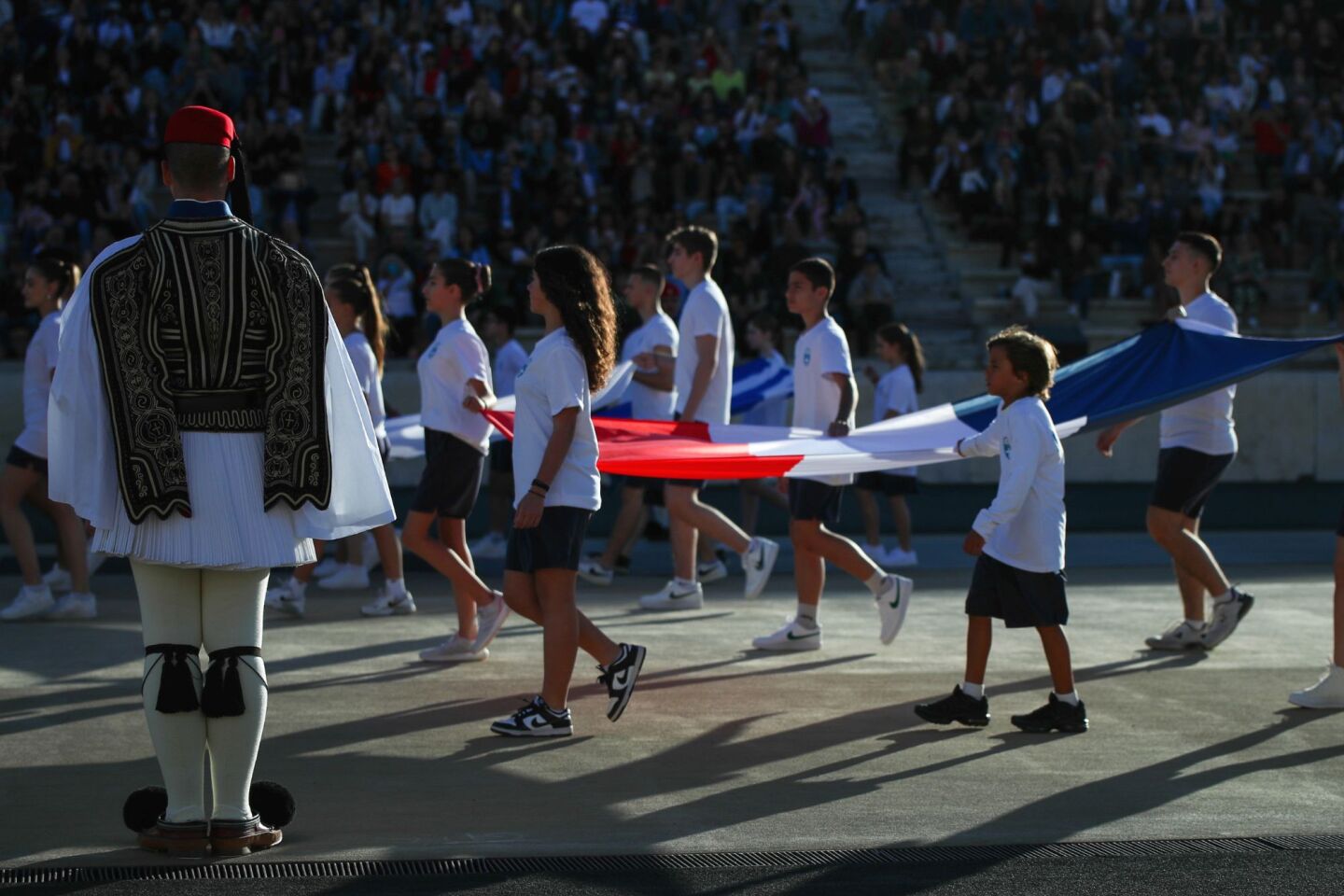 Παιδιά με τη γαλλική σημαία