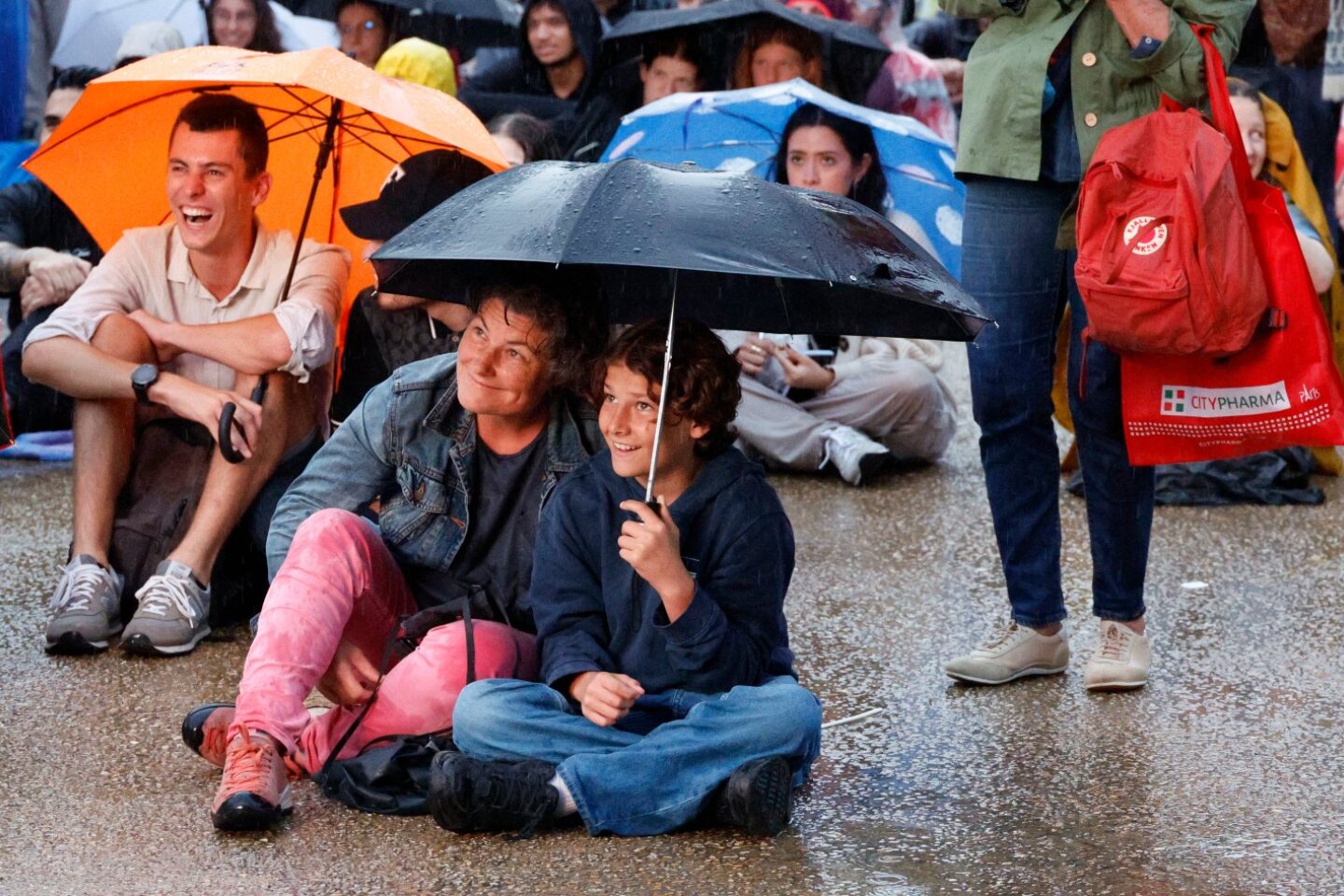 Πολλή βροχή πολύ χρώμα στην Τελετή Έναρξης των ΟΑ στο Παρίσι