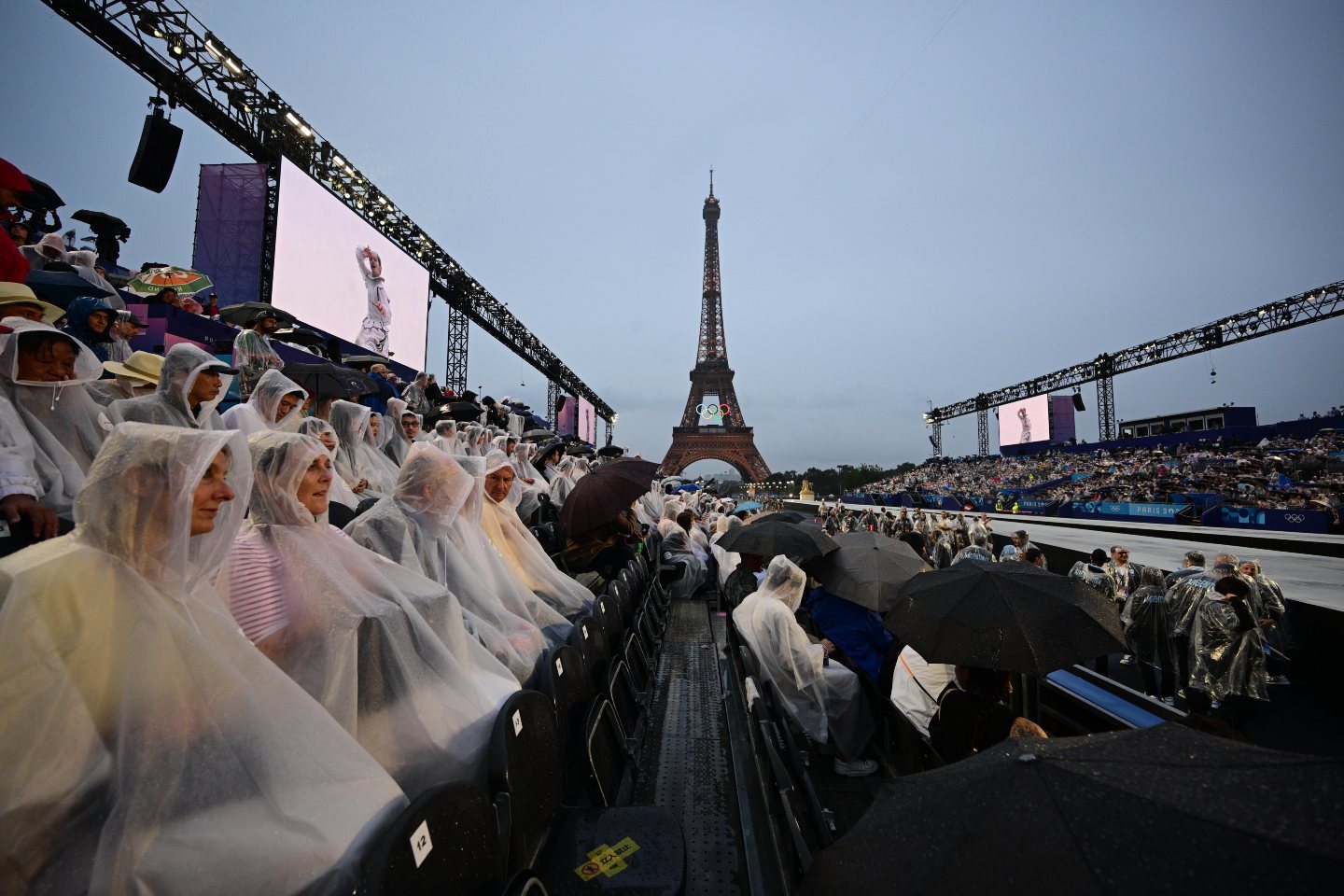 Πολλή βροχή πολύ χρώμα στην Τελετή Έναρξης των ΟΑ στο Παρίσι