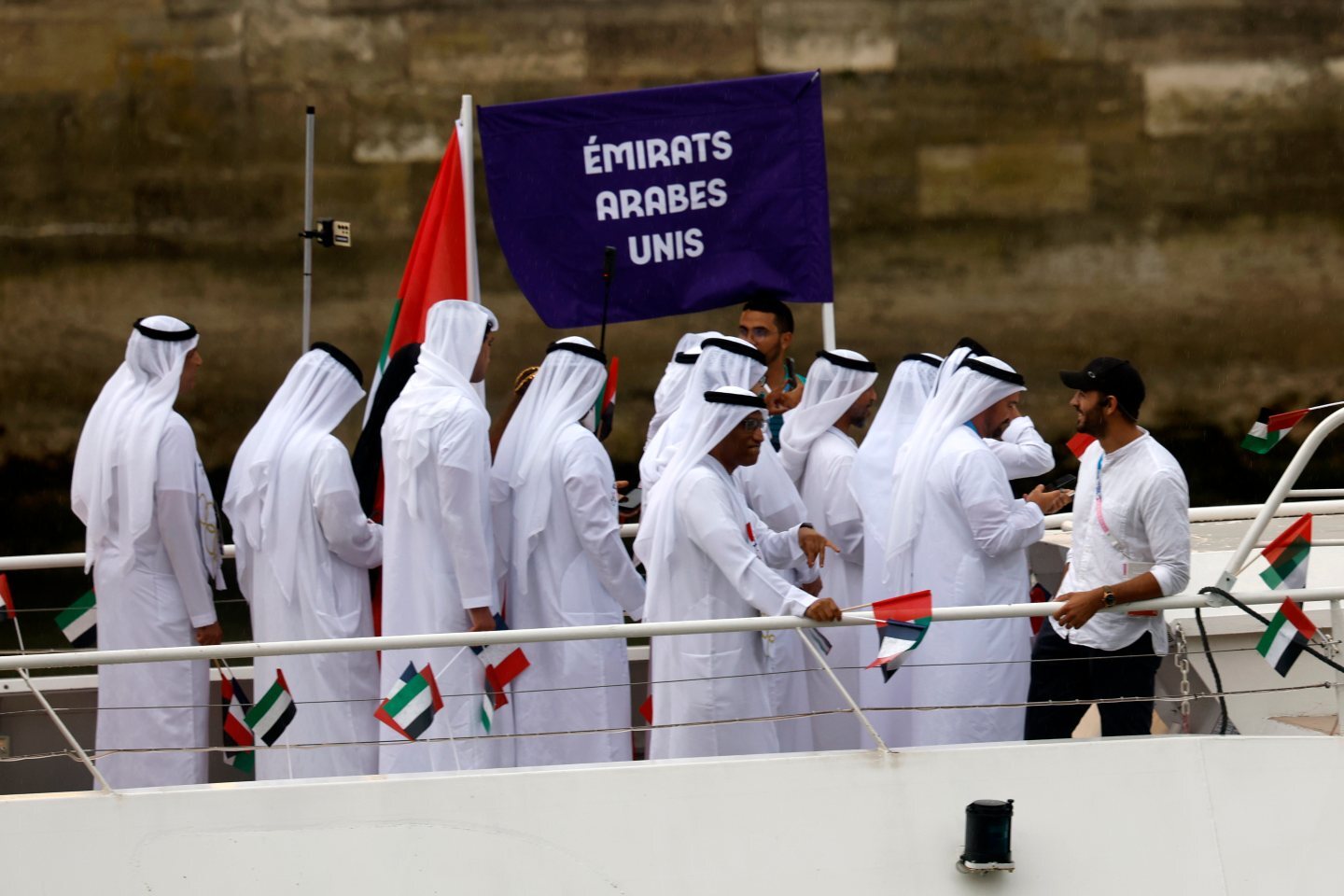 Πολλή βροχή πολύ χρώμα στην Τελετή Έναρξης των ΟΑ στο Παρίσι