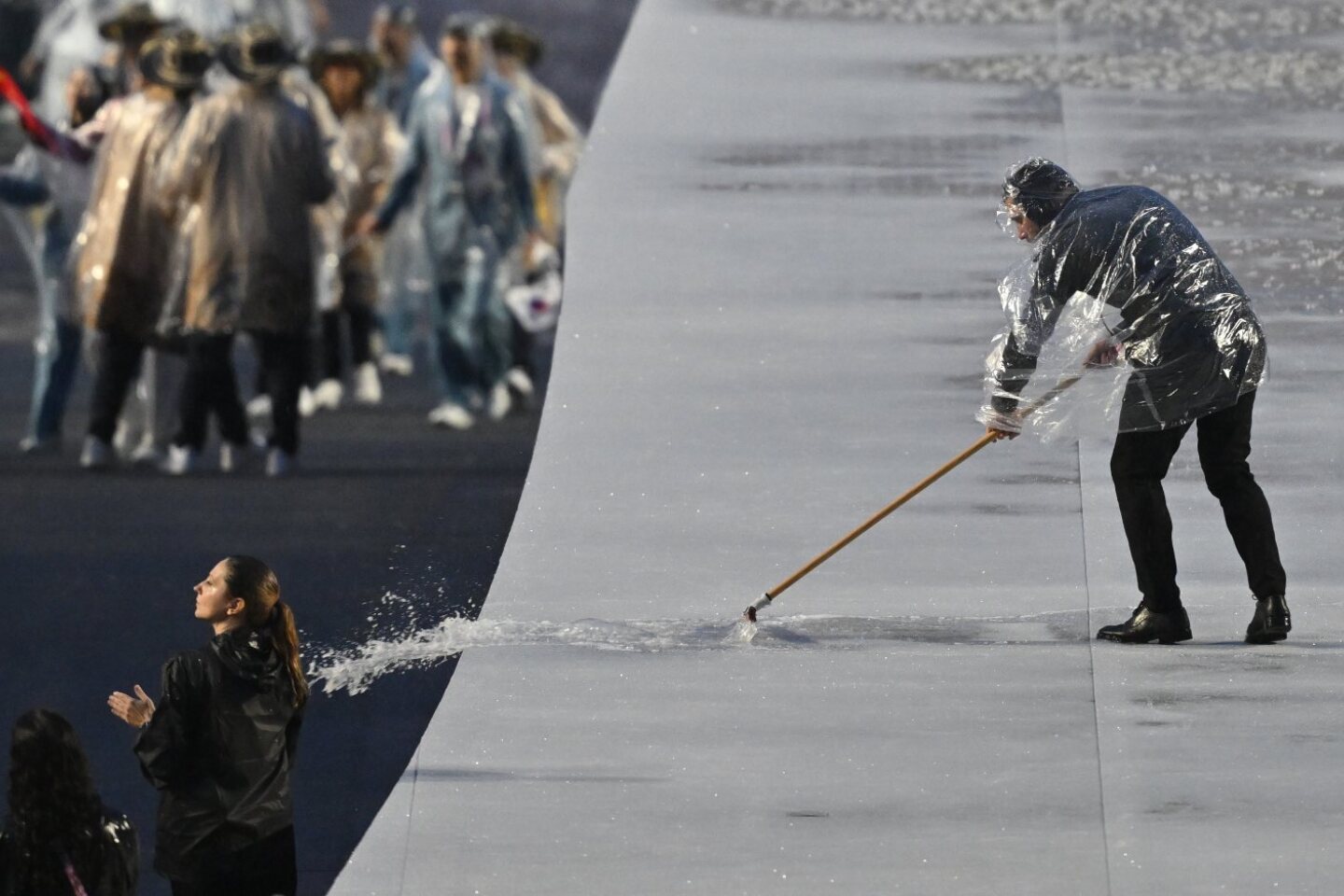 Πολλή βροχή πολύ χρώμα στην Τελετή Έναρξης των ΟΑ στο Παρίσι
