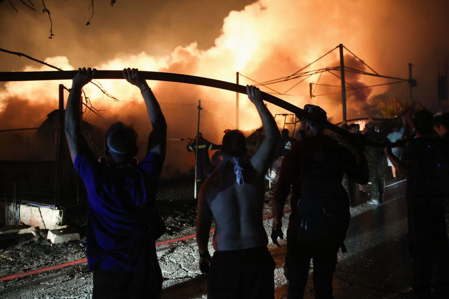 Όλοι μαζί, κάτοικοι και πυροσβέστες, ενάντια στη φωτιά