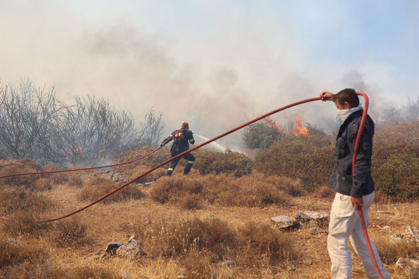 Άνθρωποι που προσπαθούσαν να σώσουν τα σπίτια και τις περιουσίες τους