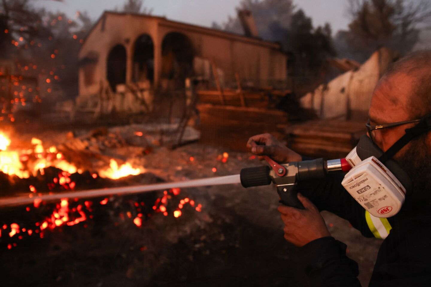 Άνθρωποι με τις μάνικες στα χέρια ενάντια στη φωτιά