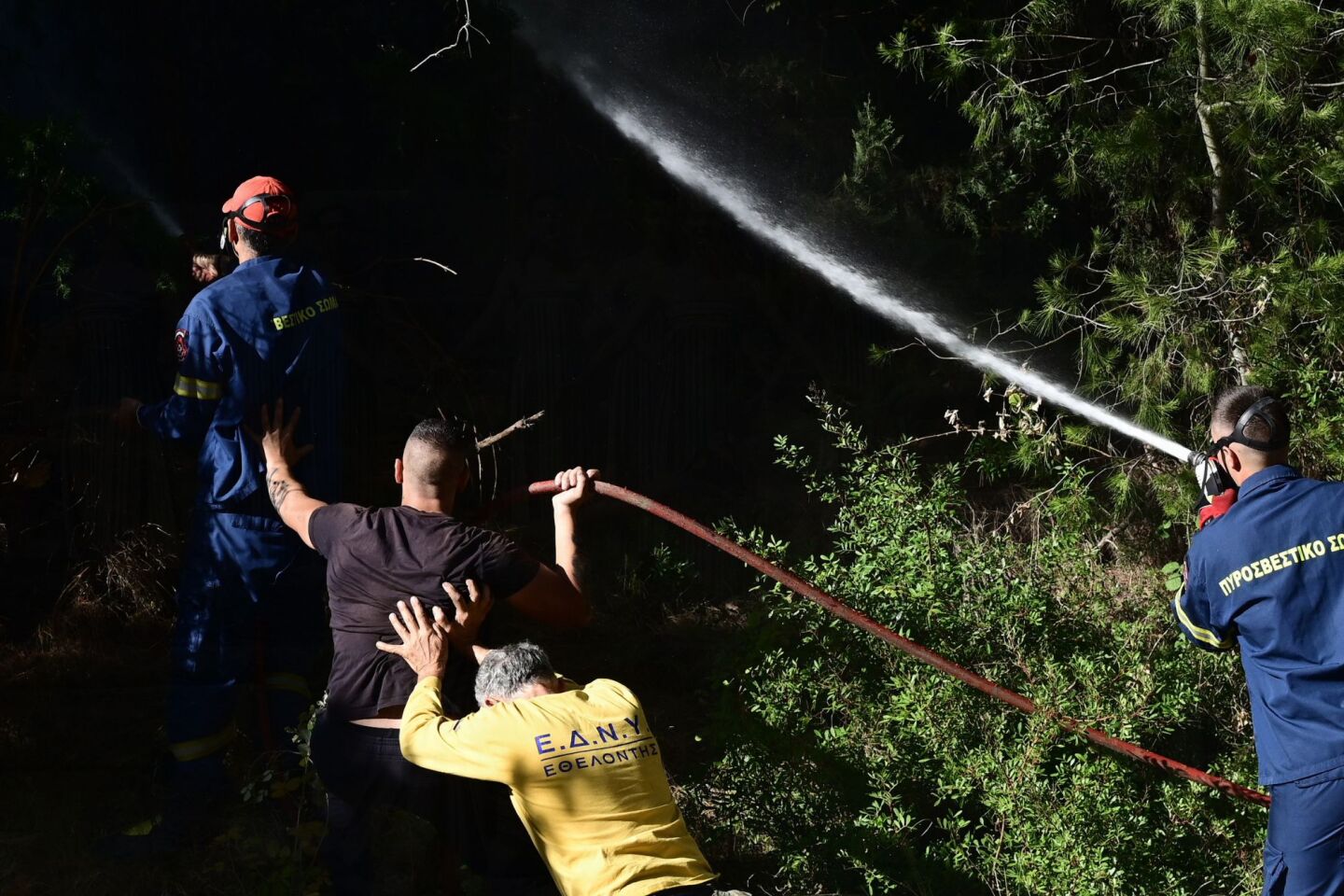 Κάτοικοι και πυροσβέστες προσπαθούν να σβήσουν τη φωτιά