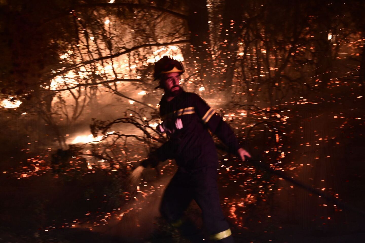 Πυροσβέστης με τη μάνικα στα χέρια