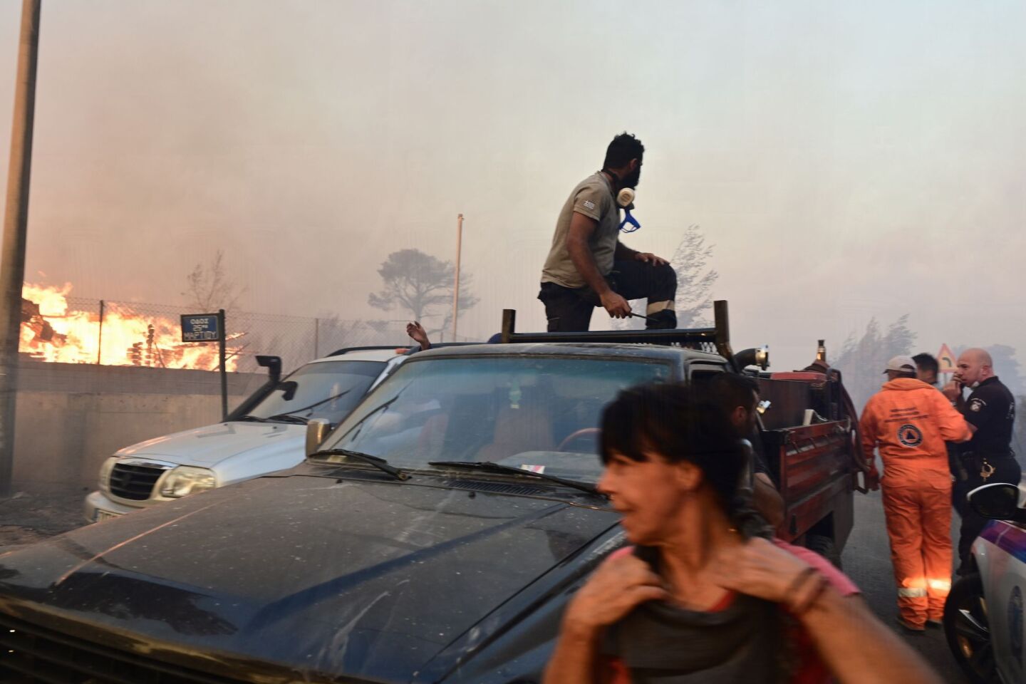 Άνθρωποι τρομαγμένοι από το μένος της πύρινης λαίλαπας