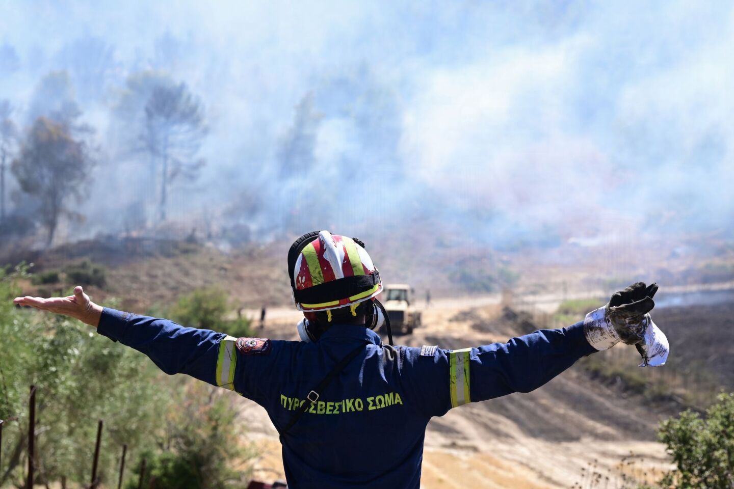 Εικόνες από τις προσπάθειες κατάσβεσης της φωτιάς στην Αττική