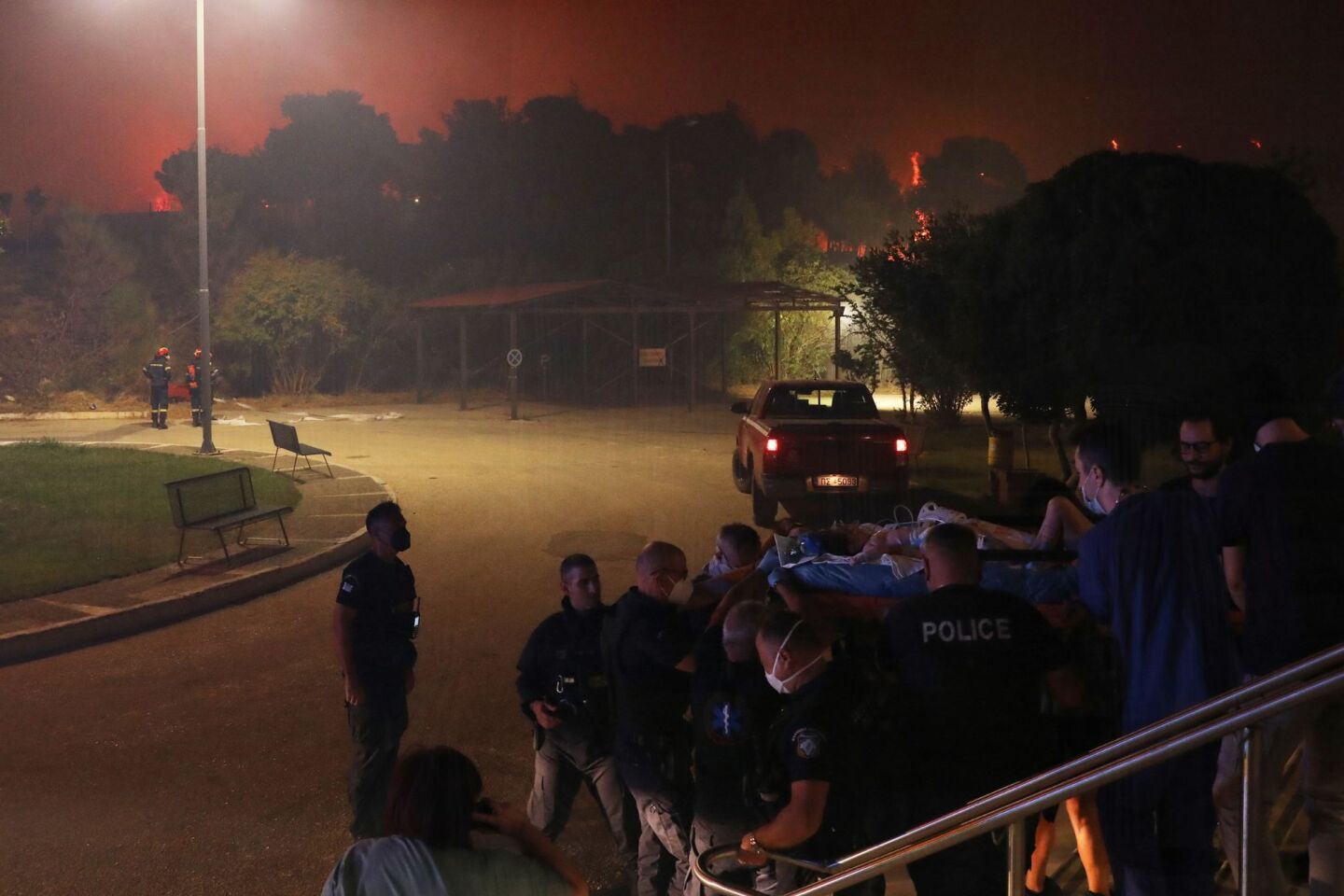 Εικόνες από τη φωτιά στην Αττική