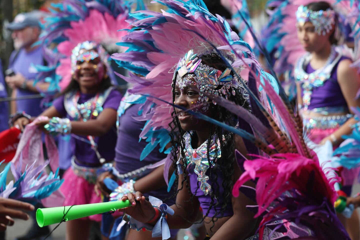  Οι συμμετέχοντες φορούν παραδοσιακά κοστούμια και χορεύουν στον ρυθμό των τυμπάνων