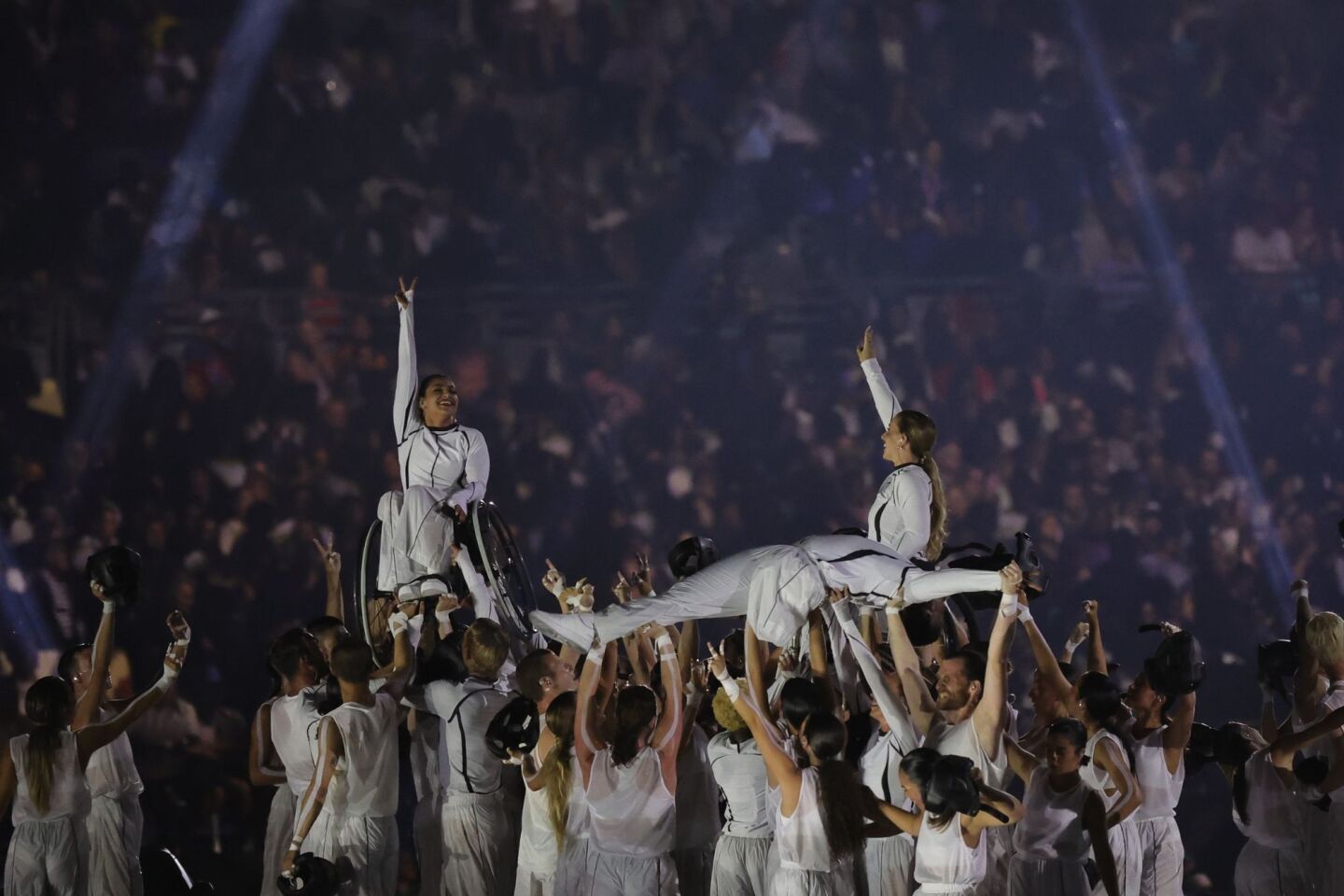 Παρίσι: Ένα υπερθέαμα με πολλά μηνύματα