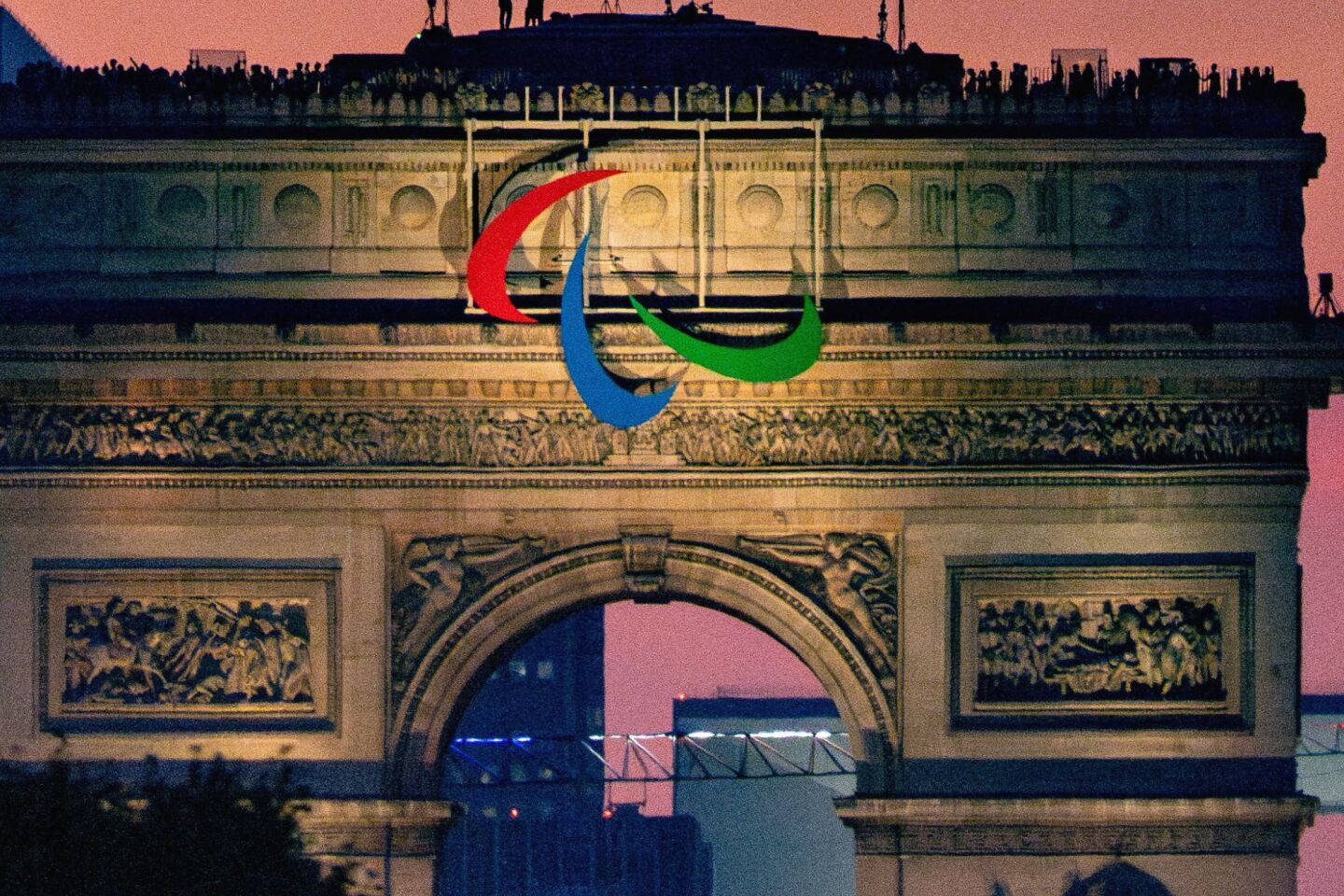 «Δεν είμαστε διαφορετικοί από έναν άλλον» το σύνθημα από το Παρίσι