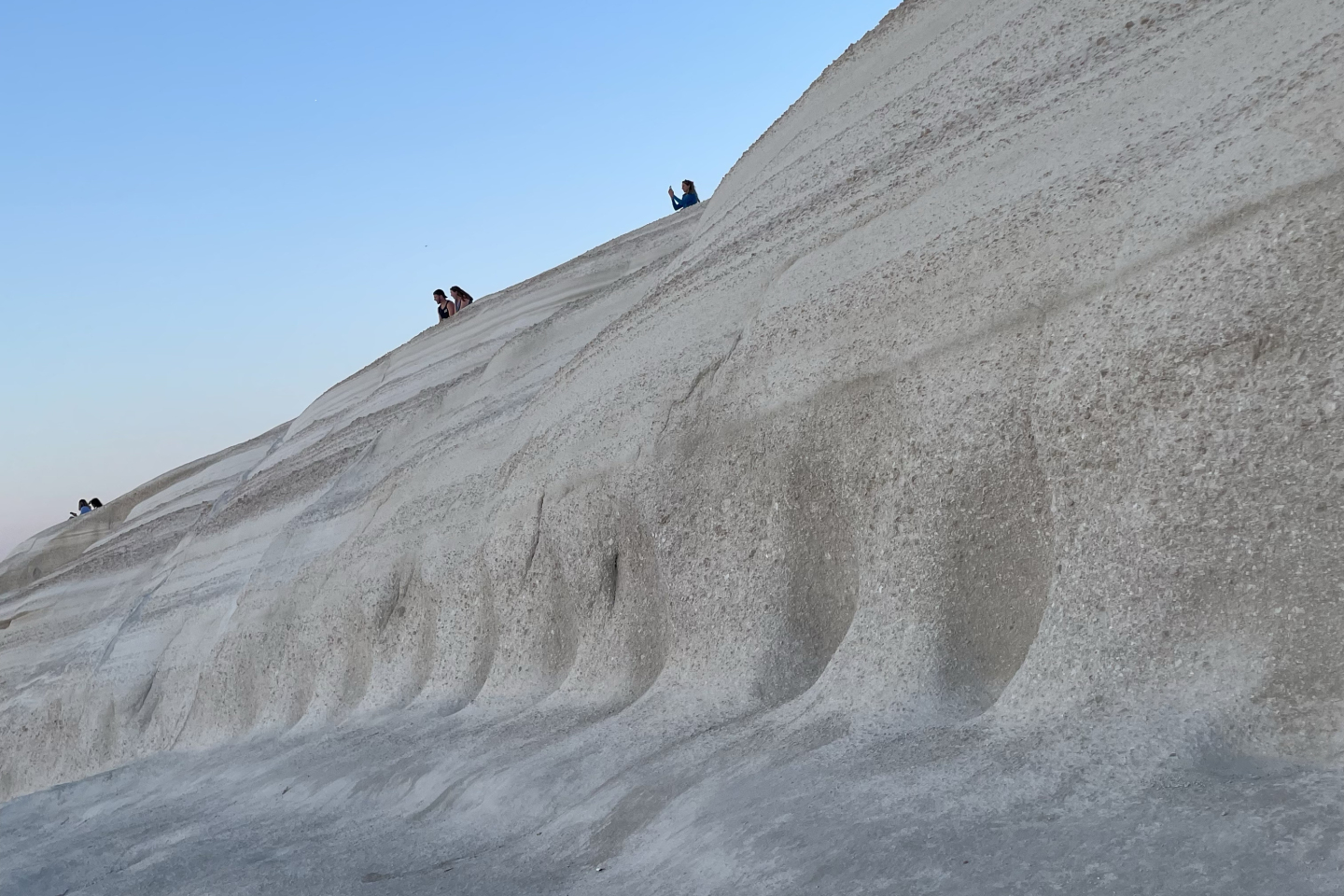 Σαρακήνικο στη Μήλο: Ένα photo story του φωτογράφου Πέτρου Νικόλτσου από τη φημισμένη παραλία και το νησί