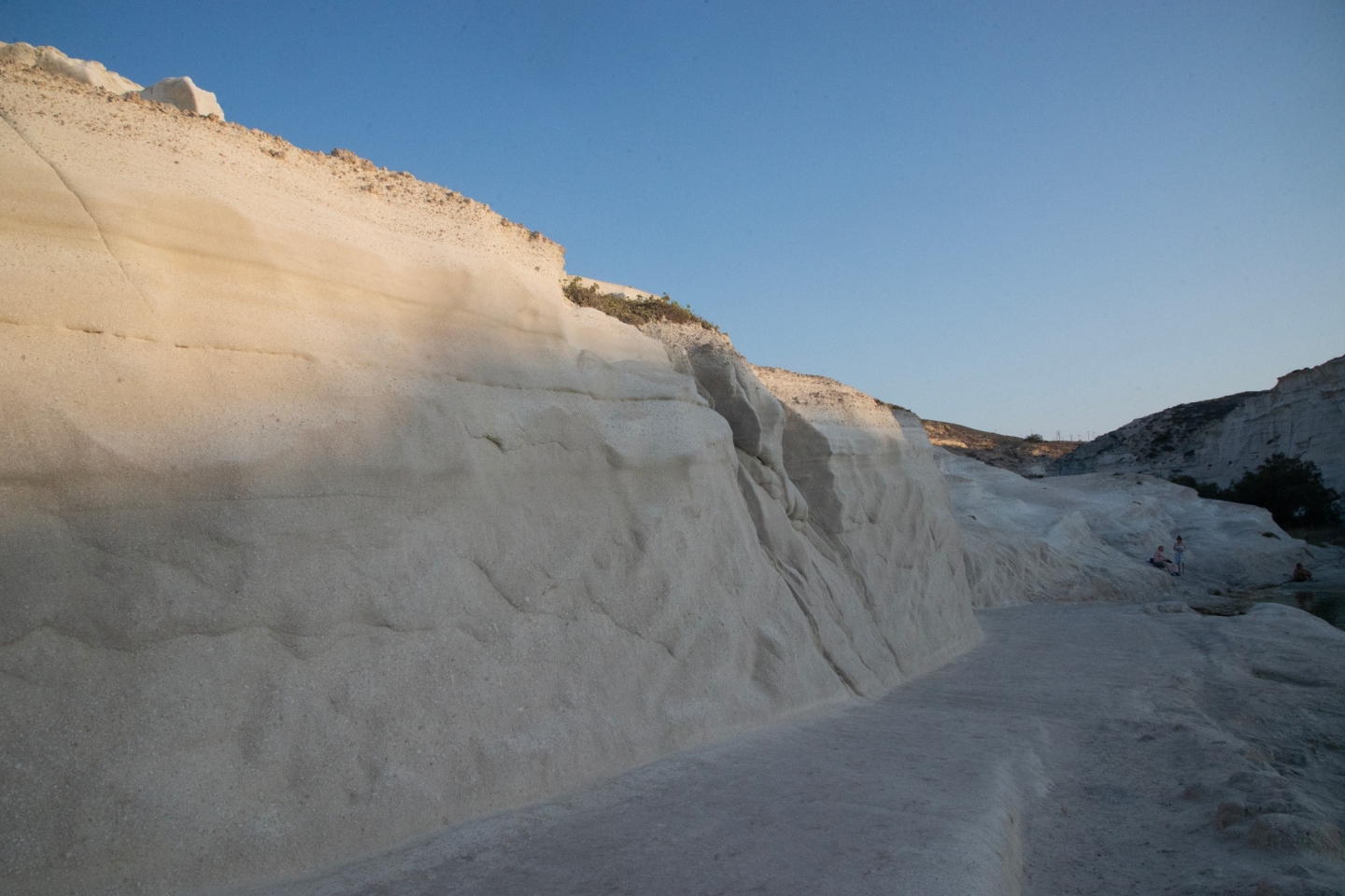Σαρακήνικο στη Μήλο: Ένα photo story του φωτογράφου Πέτρου Νικόλτσου από τη φημισμένη παραλία και το νησί