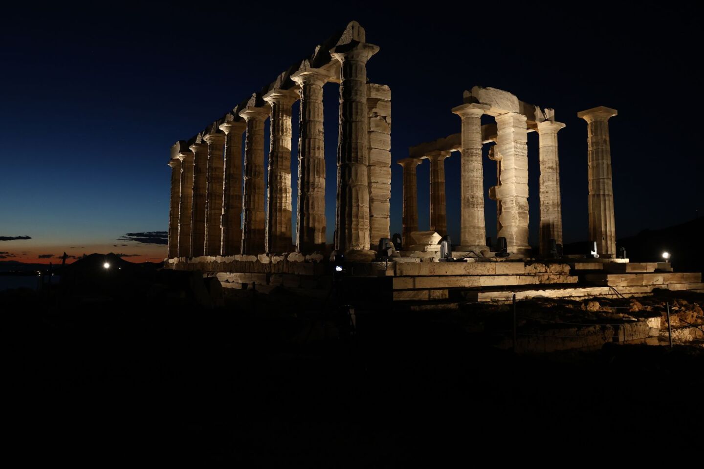 Την επιμέλεια του φωτισμού ανέλαβε η διεθνώς καταξιωμένη Ελευθερία Ντεκώ
