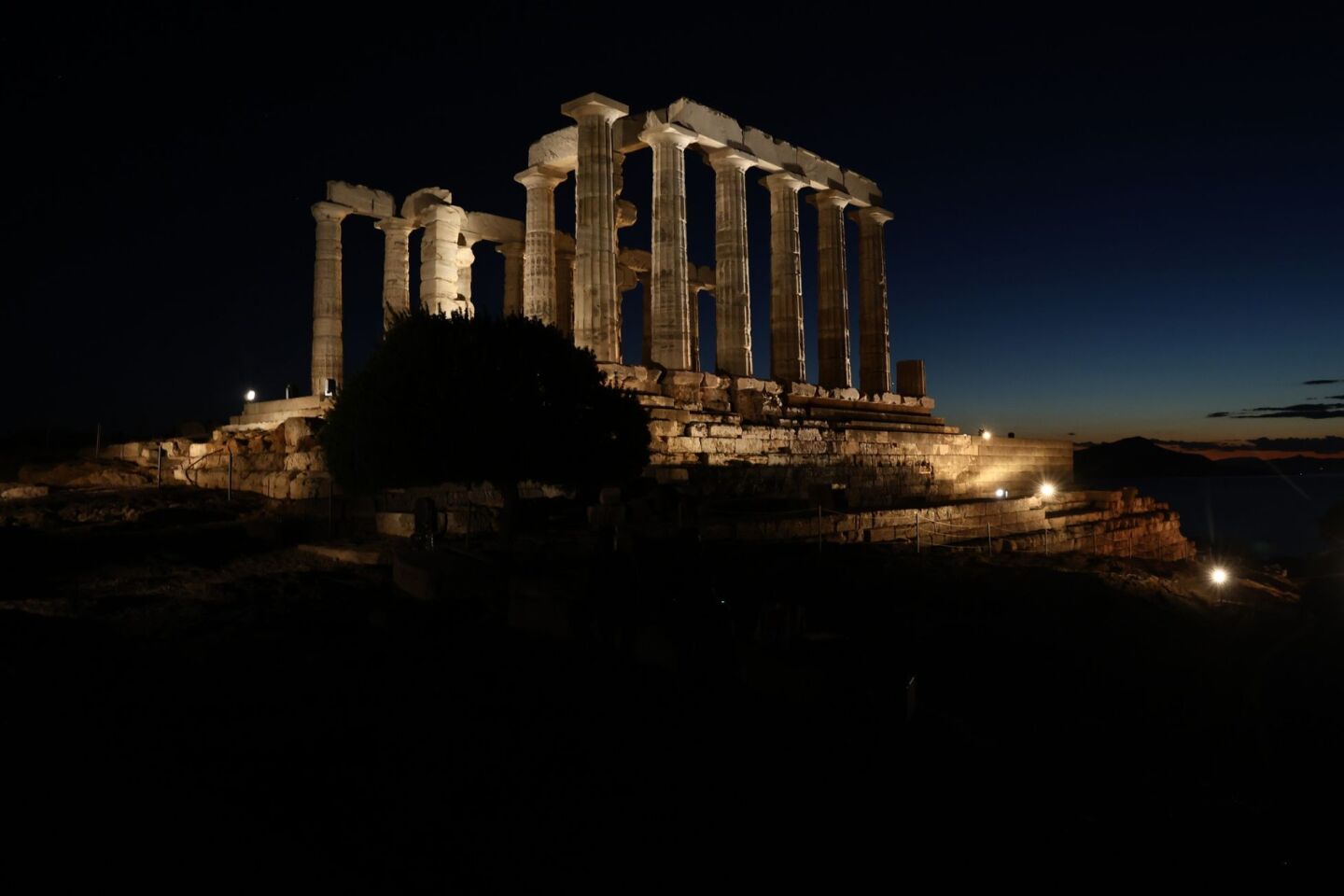 Ο Ναός του Ποσειδώνα στο Σούνιο με τον νέο φωτισμό