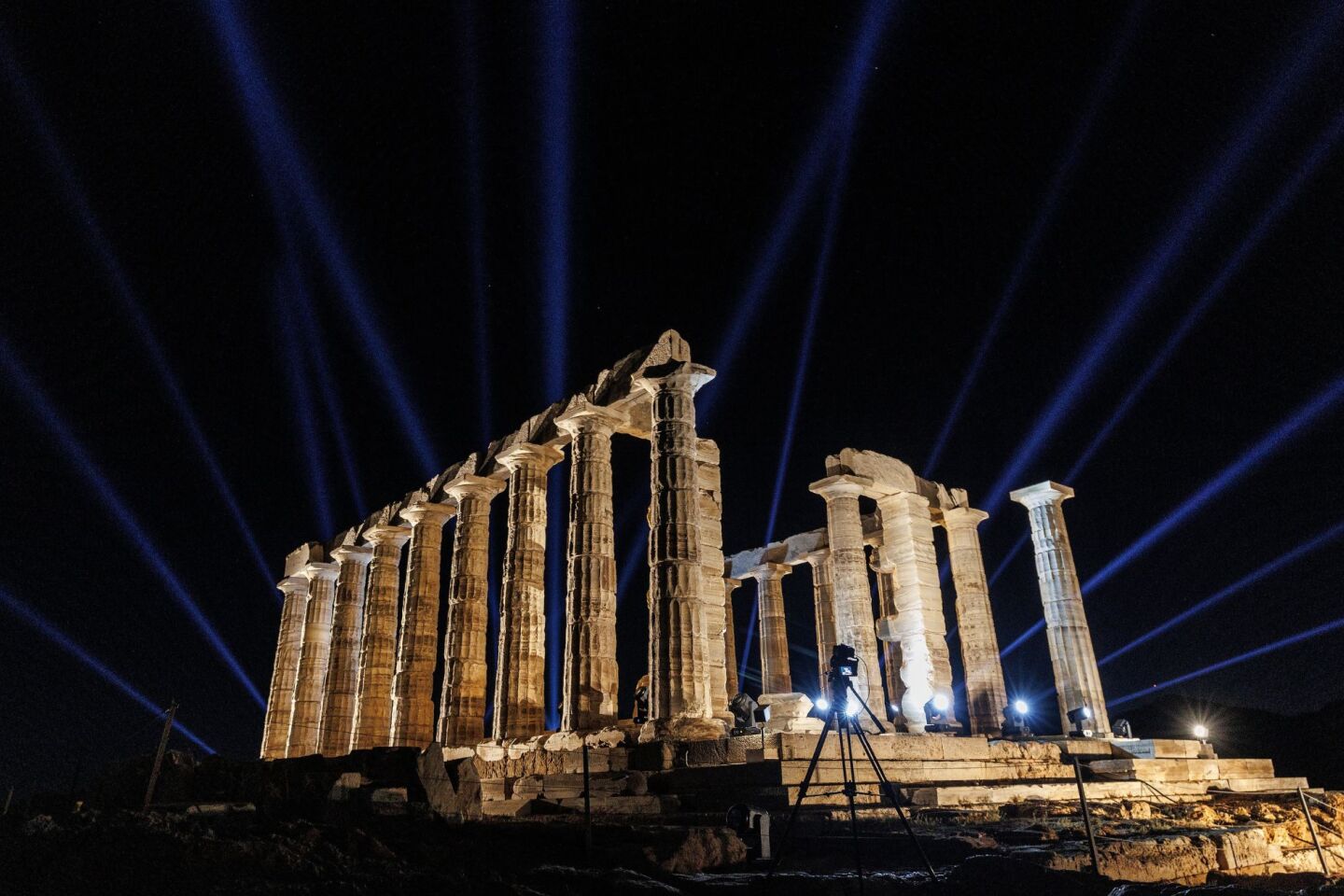 Στιγμιότυπο από την τελετή για τον νέο φωτισμό του Ναού του Ποσειδώνα στο Σούνιο 