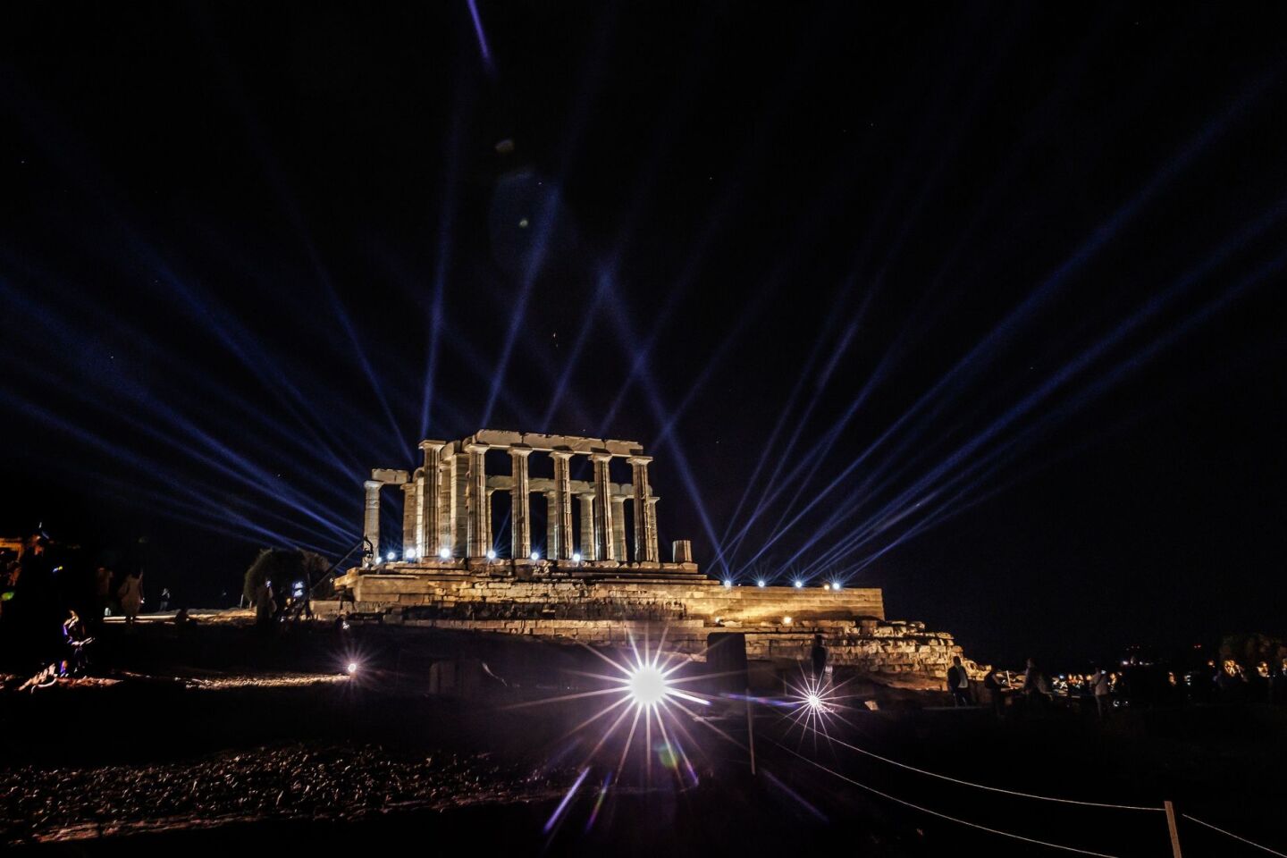 Στιγμιότυπο από την τελετή για τον νέο φωτισμό του Ναού του Ποσειδώνα στο Σούνιο