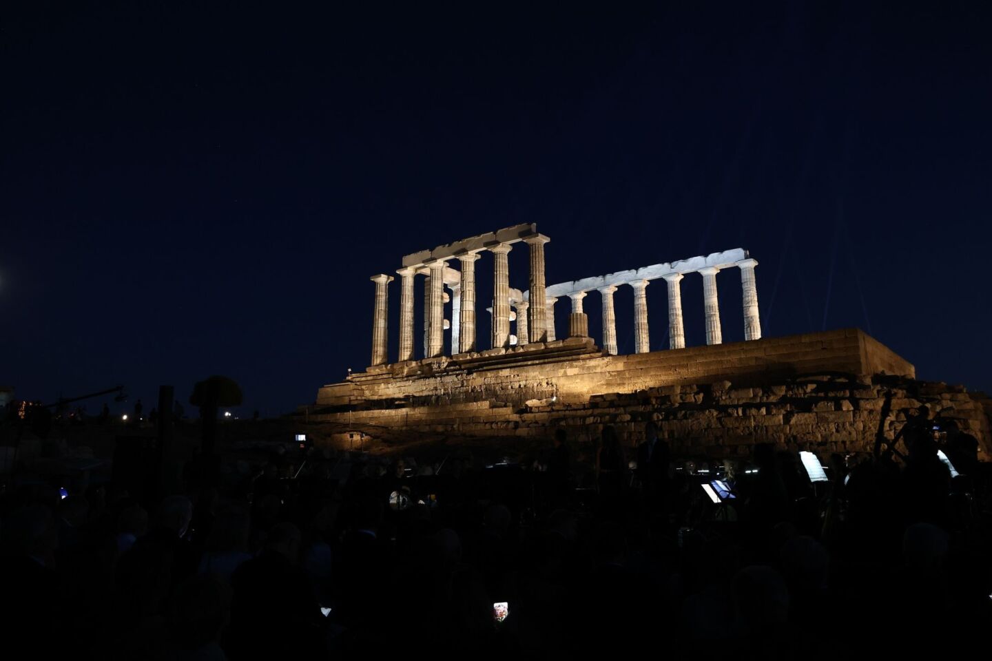 Ο Ναός του Ποσειδώνα στο Σούνιο με τον νέο φωτισμό της Ελευθερίας Ντεκώ