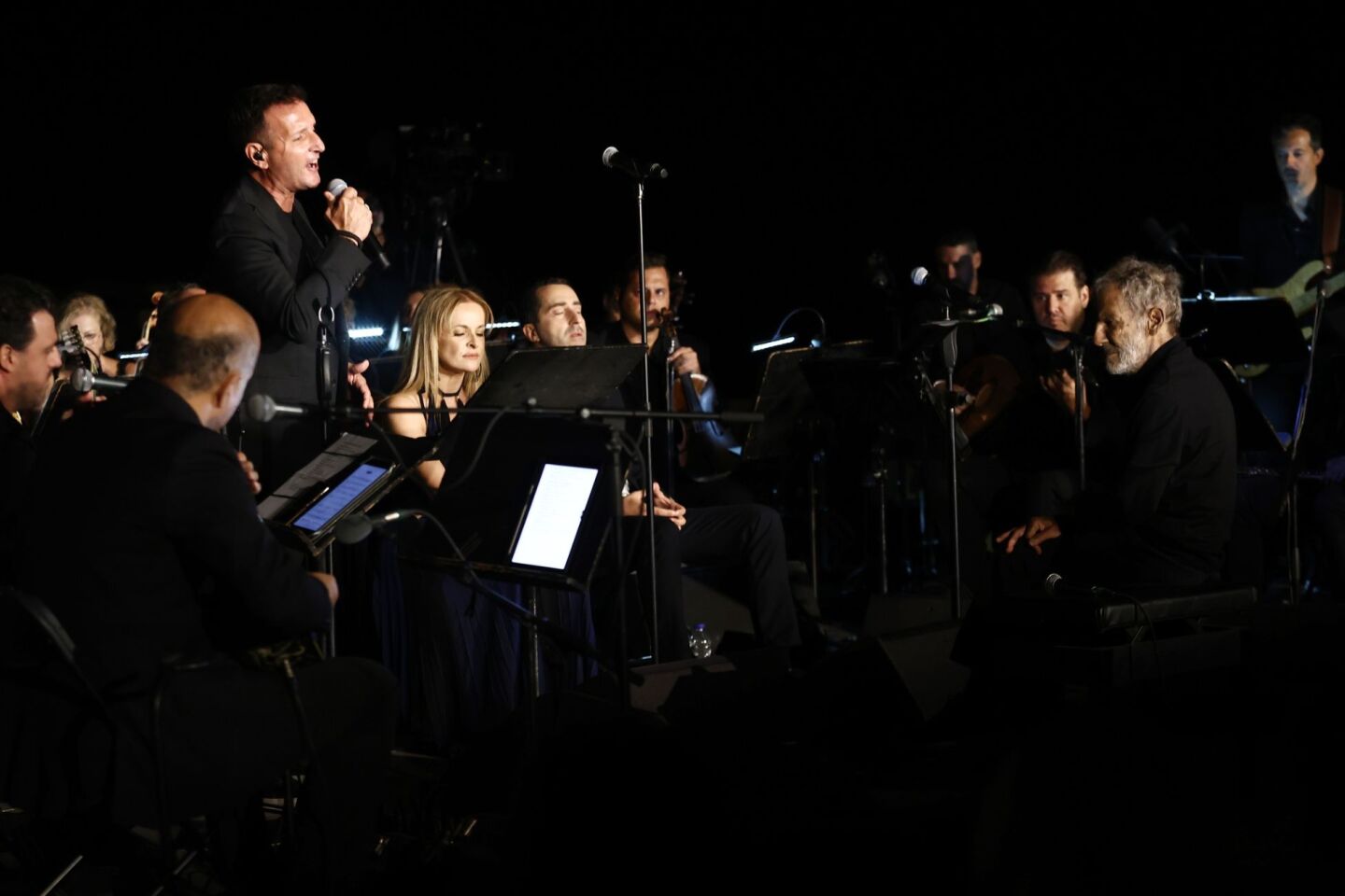 Η εκδήλωση της φωταγώγησης έκλεισε με τη συναυλία του διακεκριμένου Έλληνα συνθέτη Σταύρου Ξαρχάκου